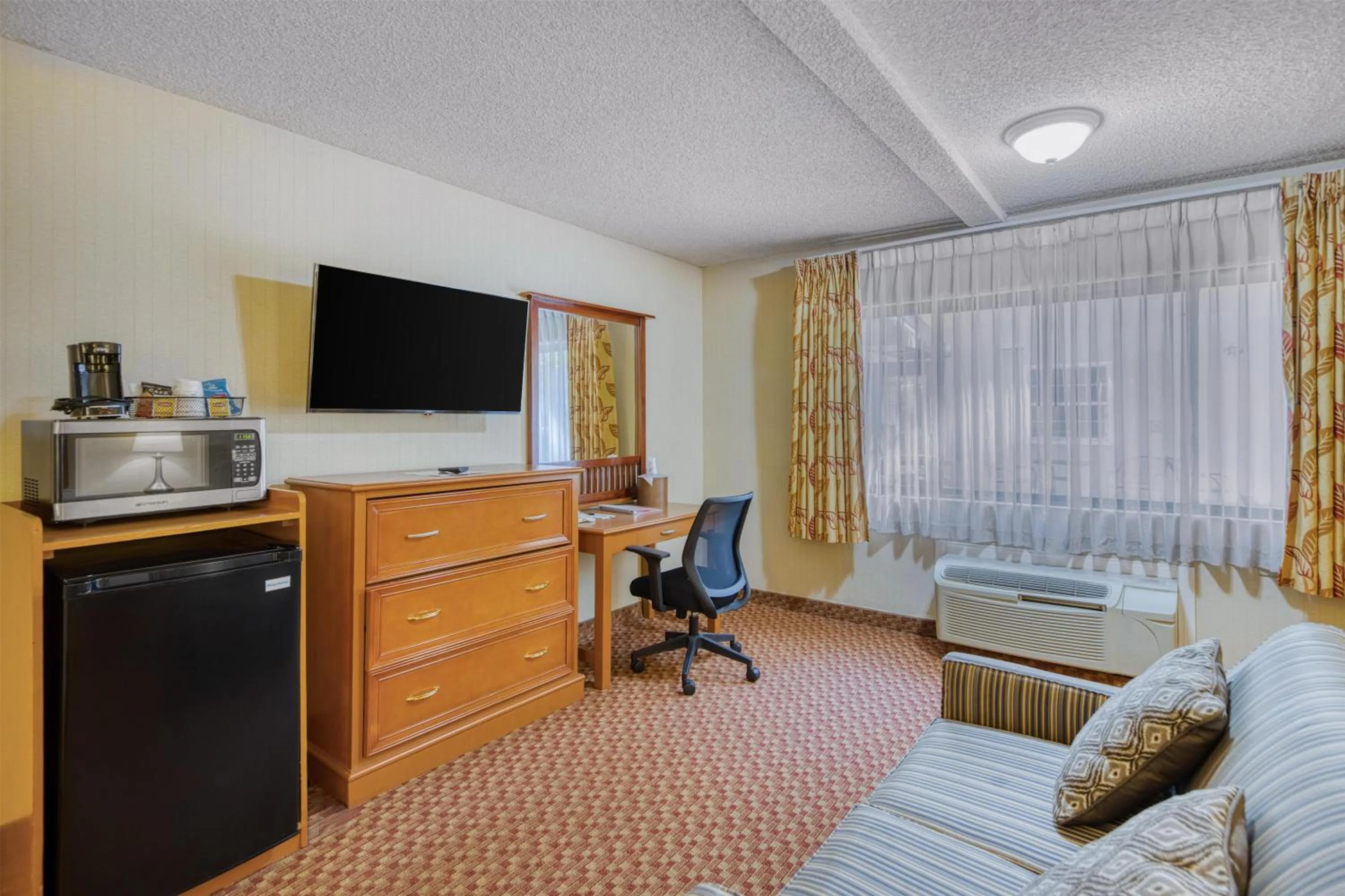Bedroom in SureStay Plus Hotel by Best Western Reno Airport