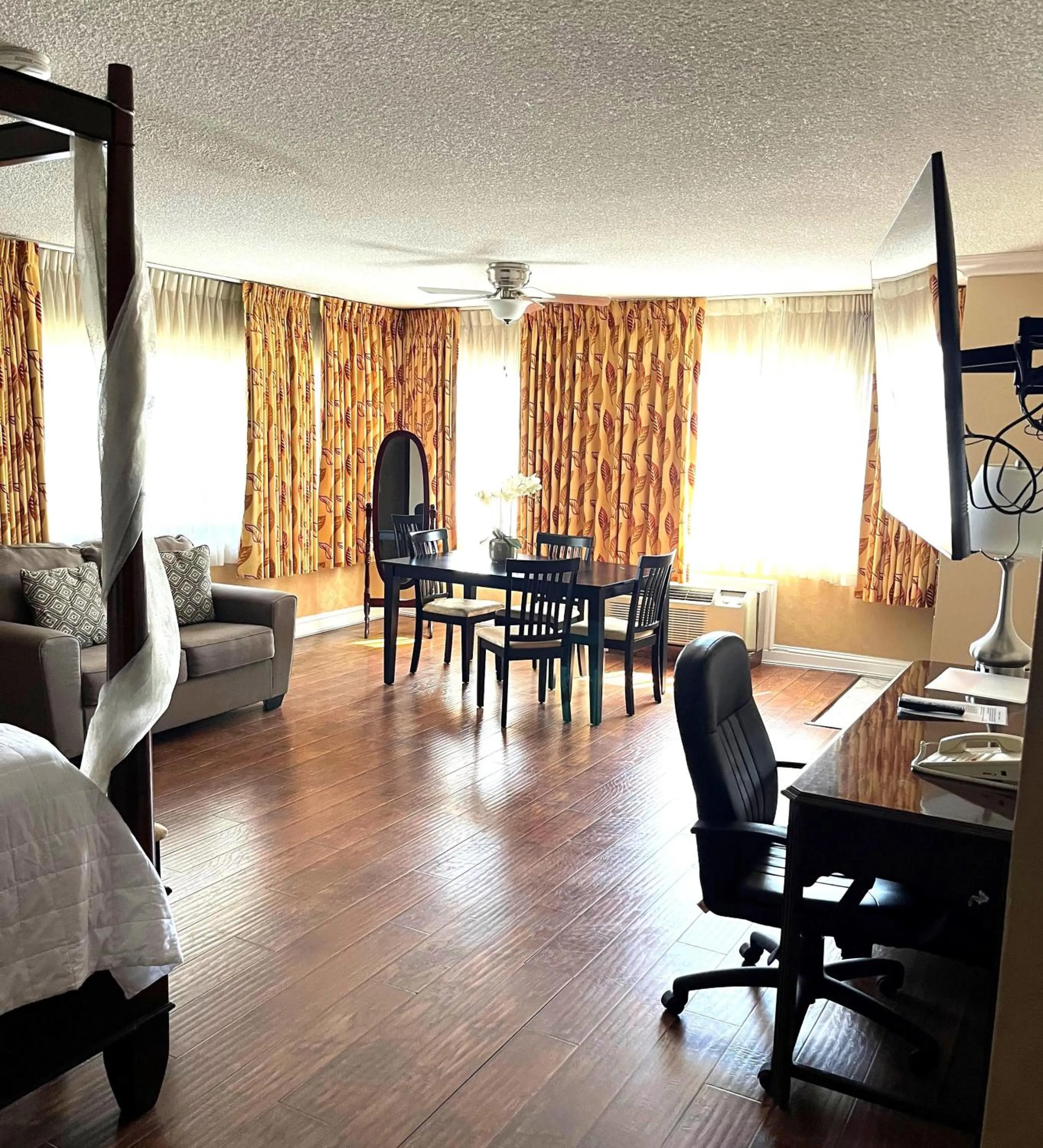 Bedroom in SureStay Plus Hotel by Best Western Reno Airport