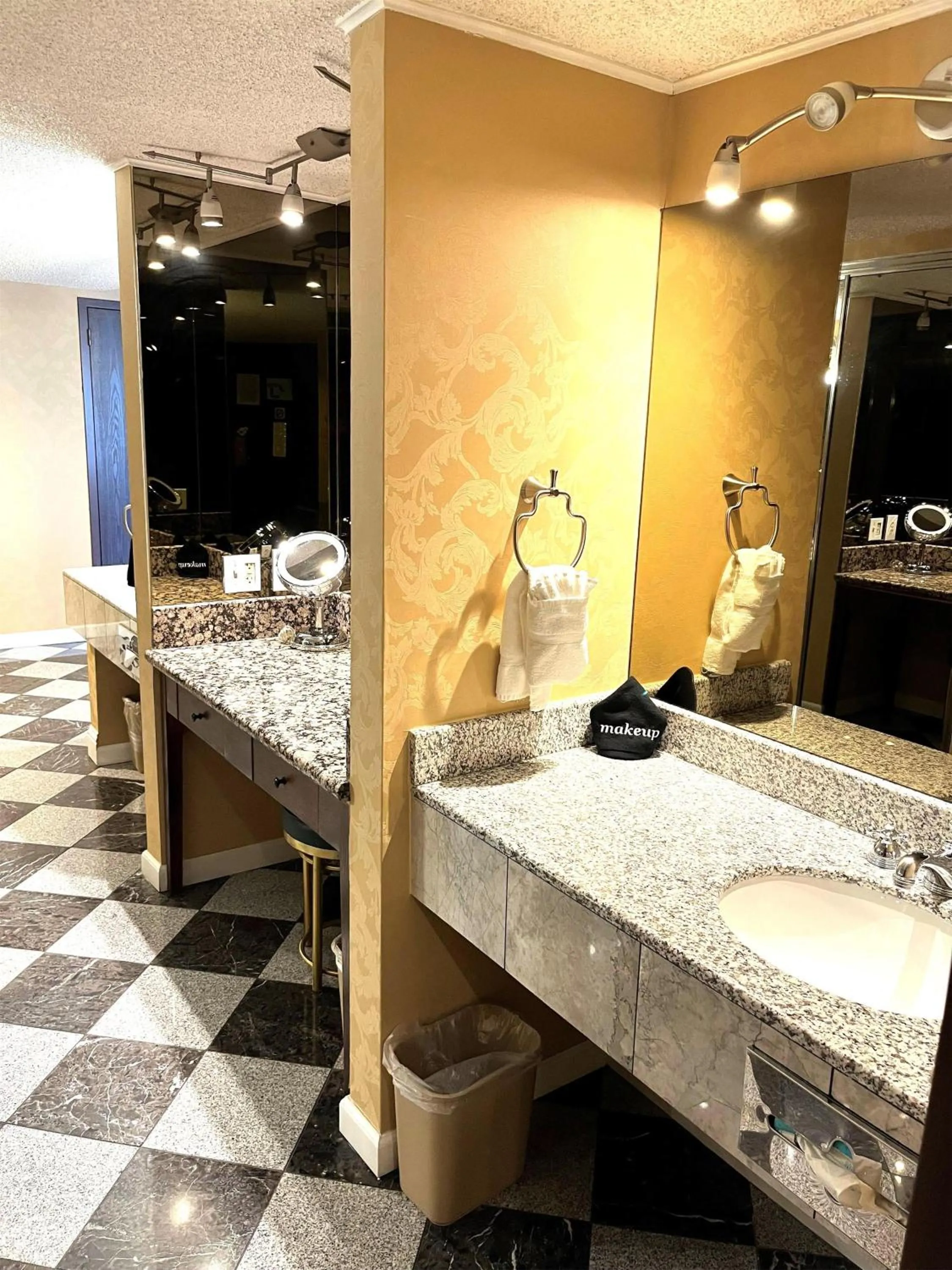 Bedroom in SureStay Plus Hotel by Best Western Reno Airport