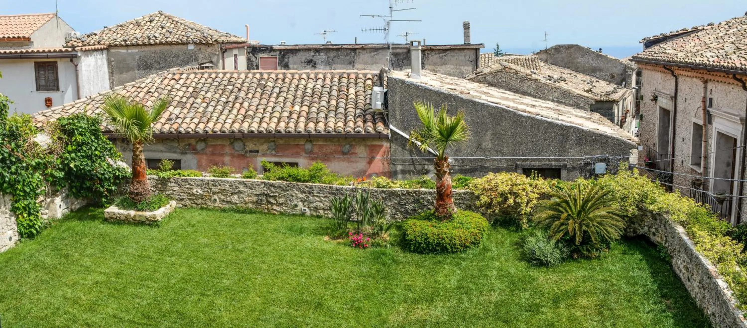 Garden in Palazzo Candida B&B