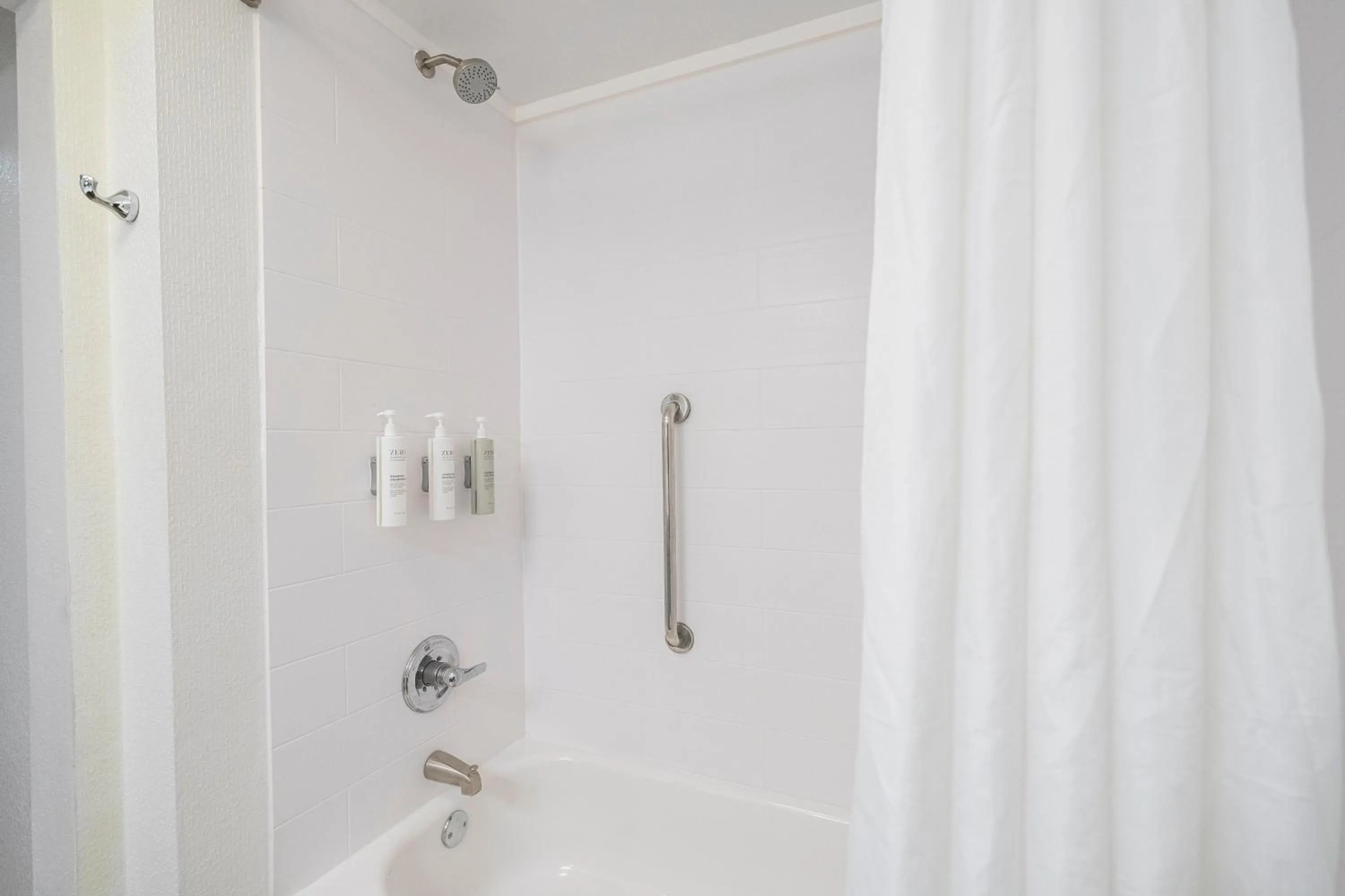 Bathroom in Hampton Inn by Hilton Spring Hill