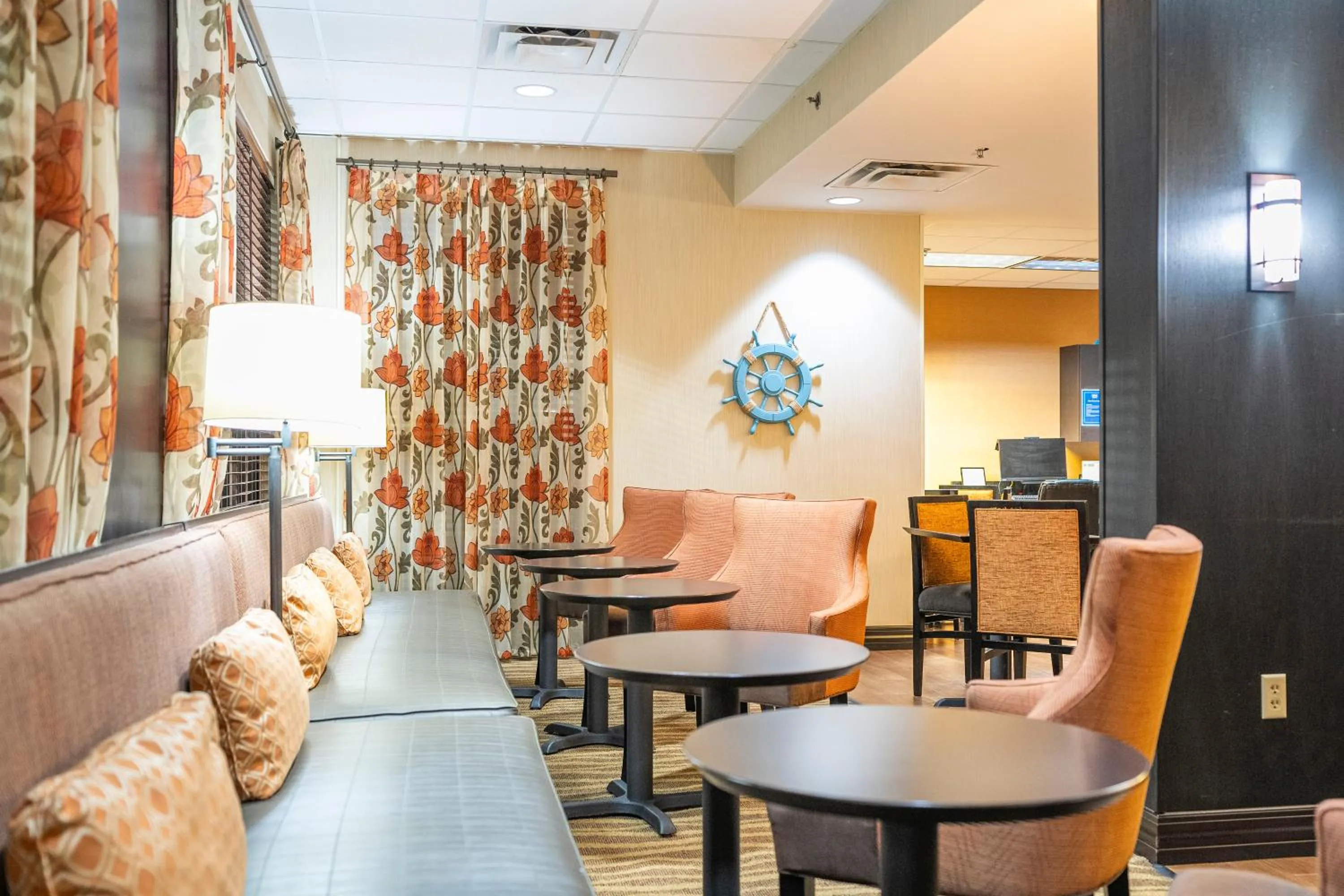 Seating area in Hampton Inn by Hilton Spring Hill