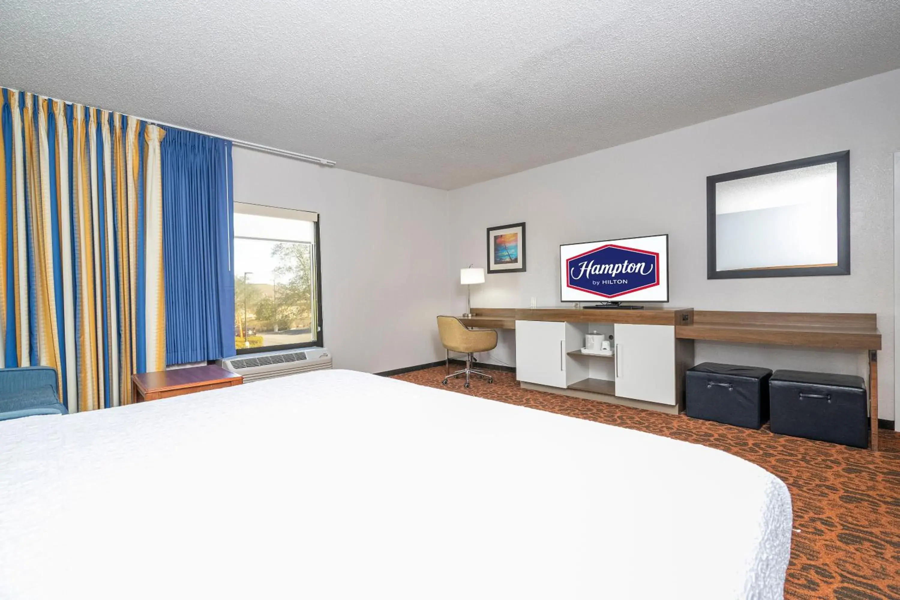 King Room with Accessible Tub - Mobility and Hearing Access/Non-Smoking in Hampton Inn by Hilton Spring Hill King Room with Accessible Tub - Mobility and Hearing Access/Non-Smoking in Hampton Inn by Hilton Spring Hill