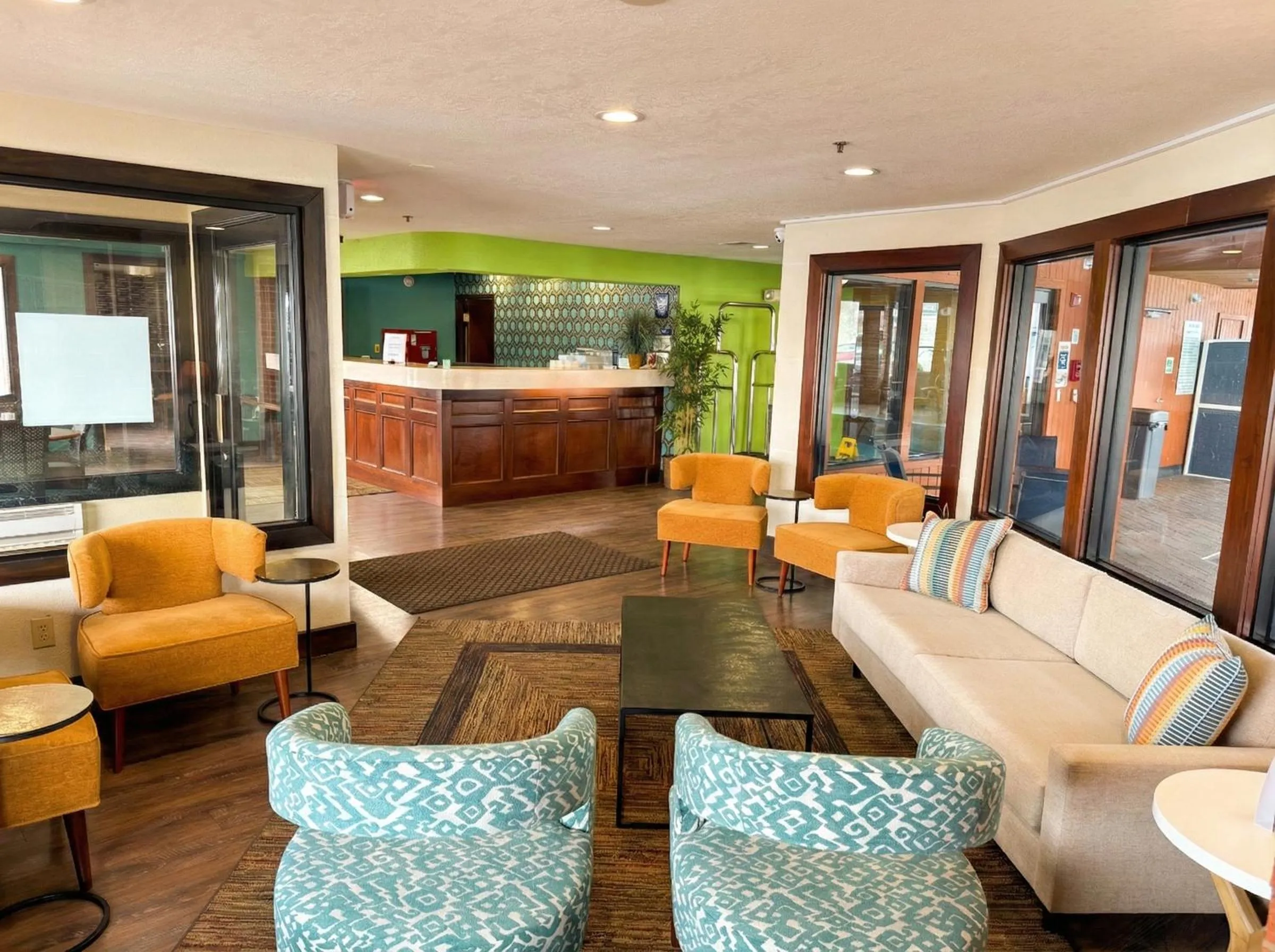 Seating area in Best Western Norwalk