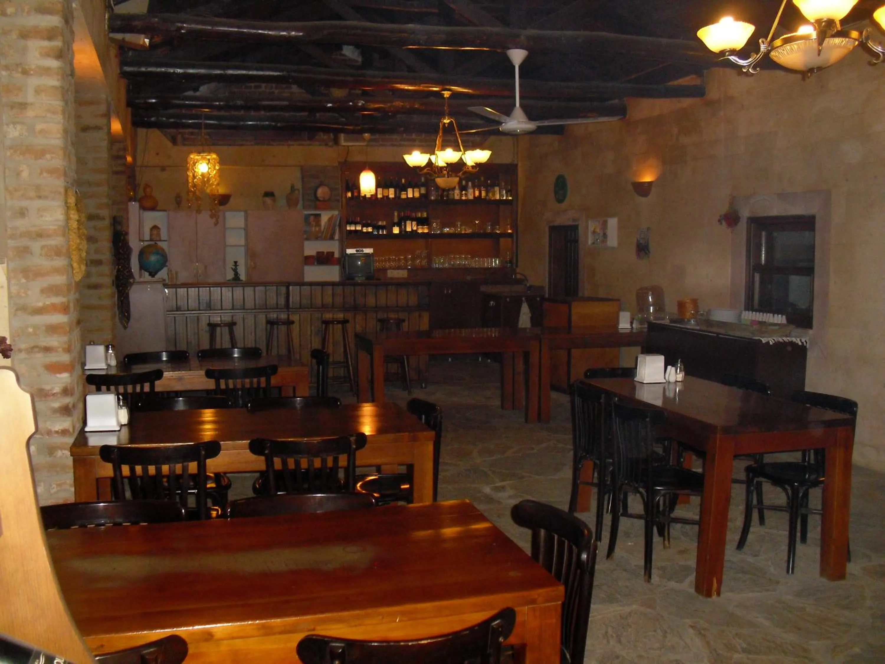 Restaurant/places to eat in Akropolis Guest House