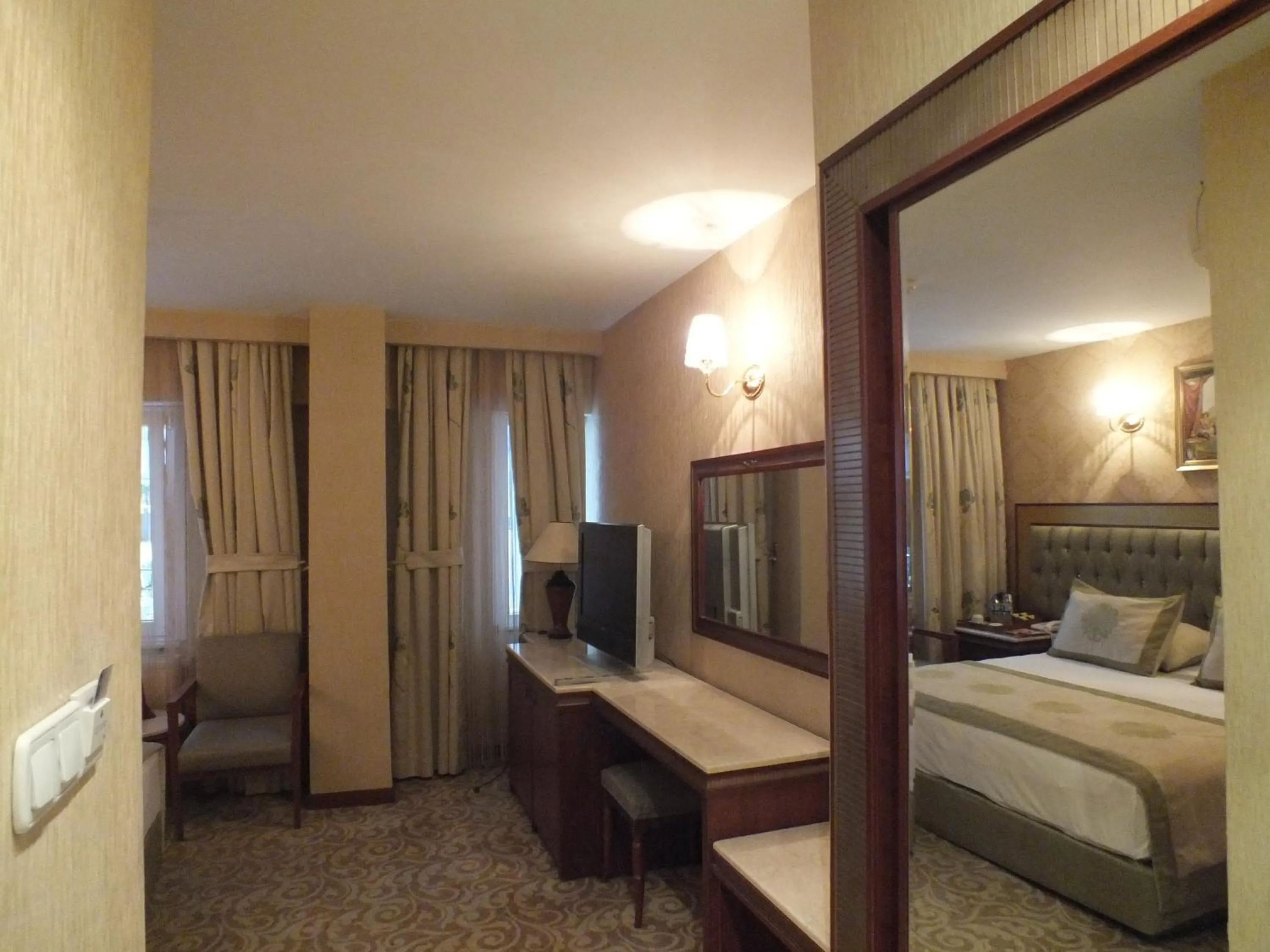 Bedroom, Bed in Grand Asiyan Hotel
