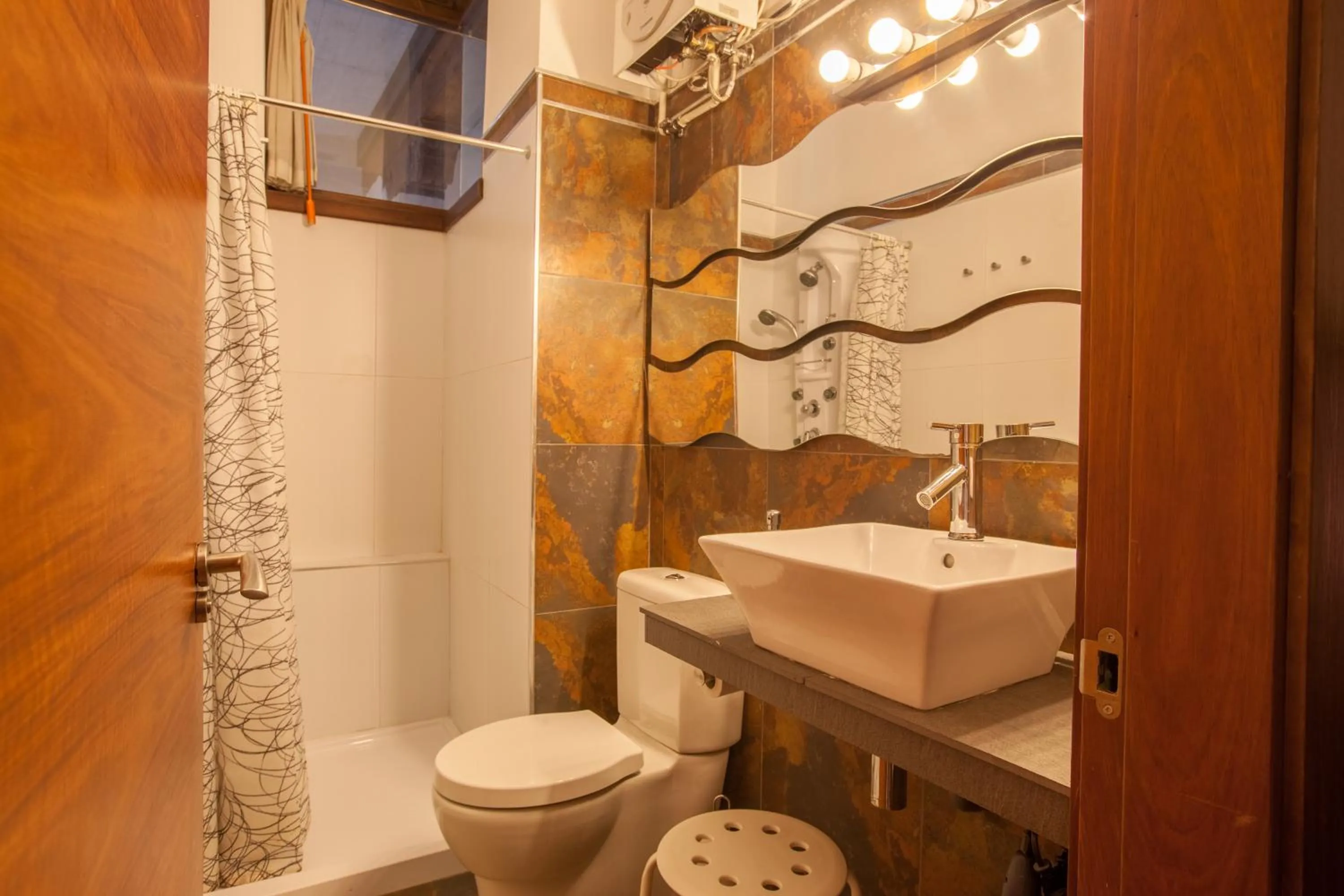 Bathroom in Casa Montalbán Apartamentos Turísticos