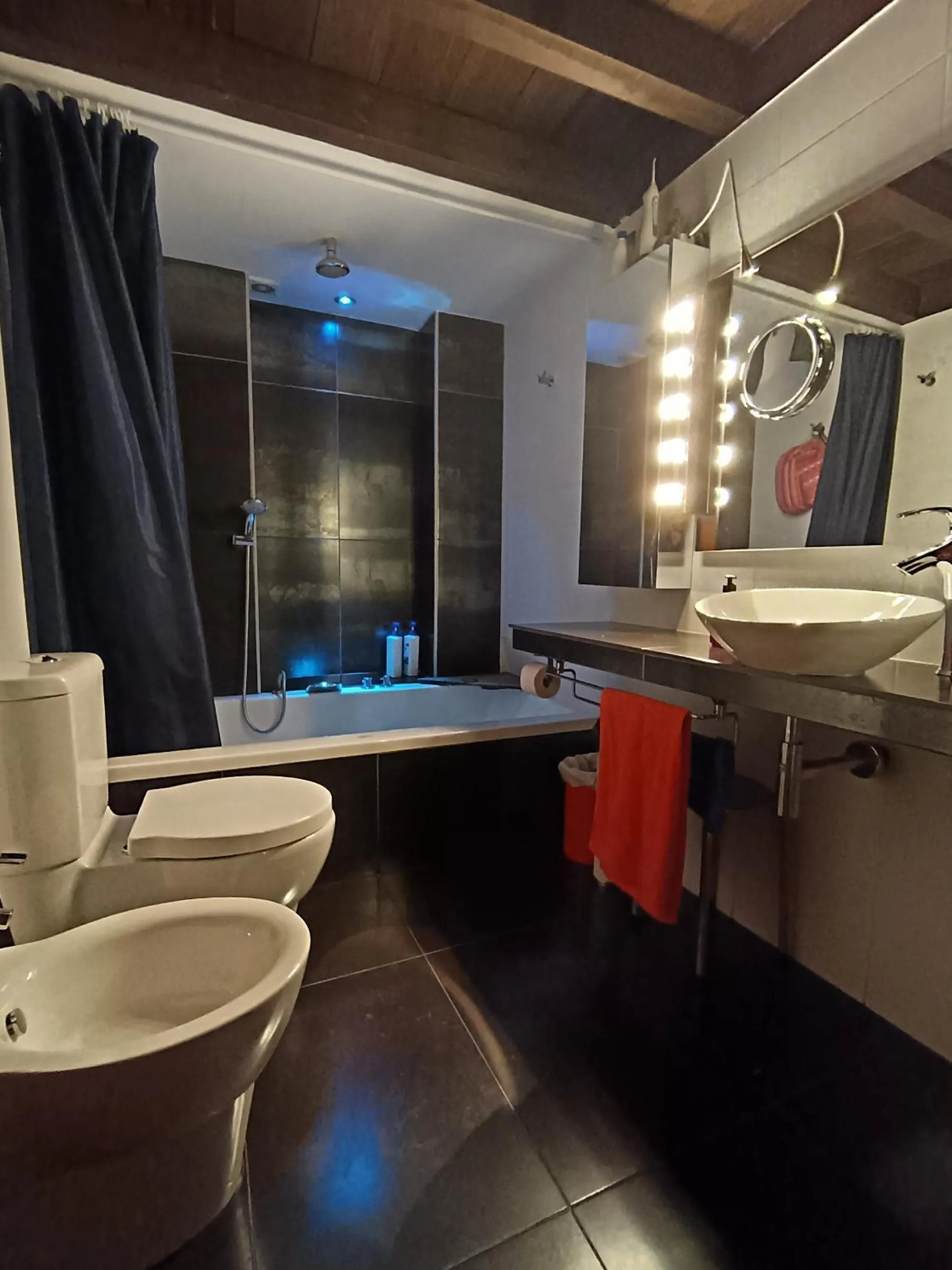 Bathroom in Casa Montalbán Apartamentos Turísticos