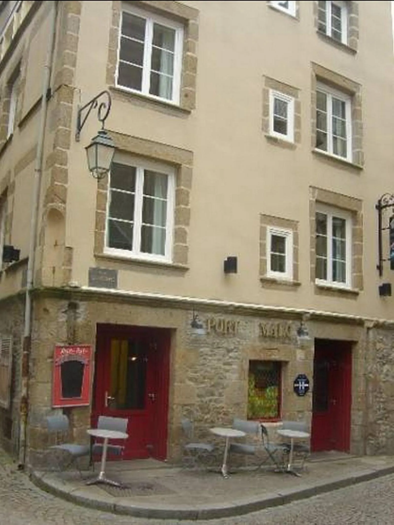 Facade/entrance in Le Port Malo