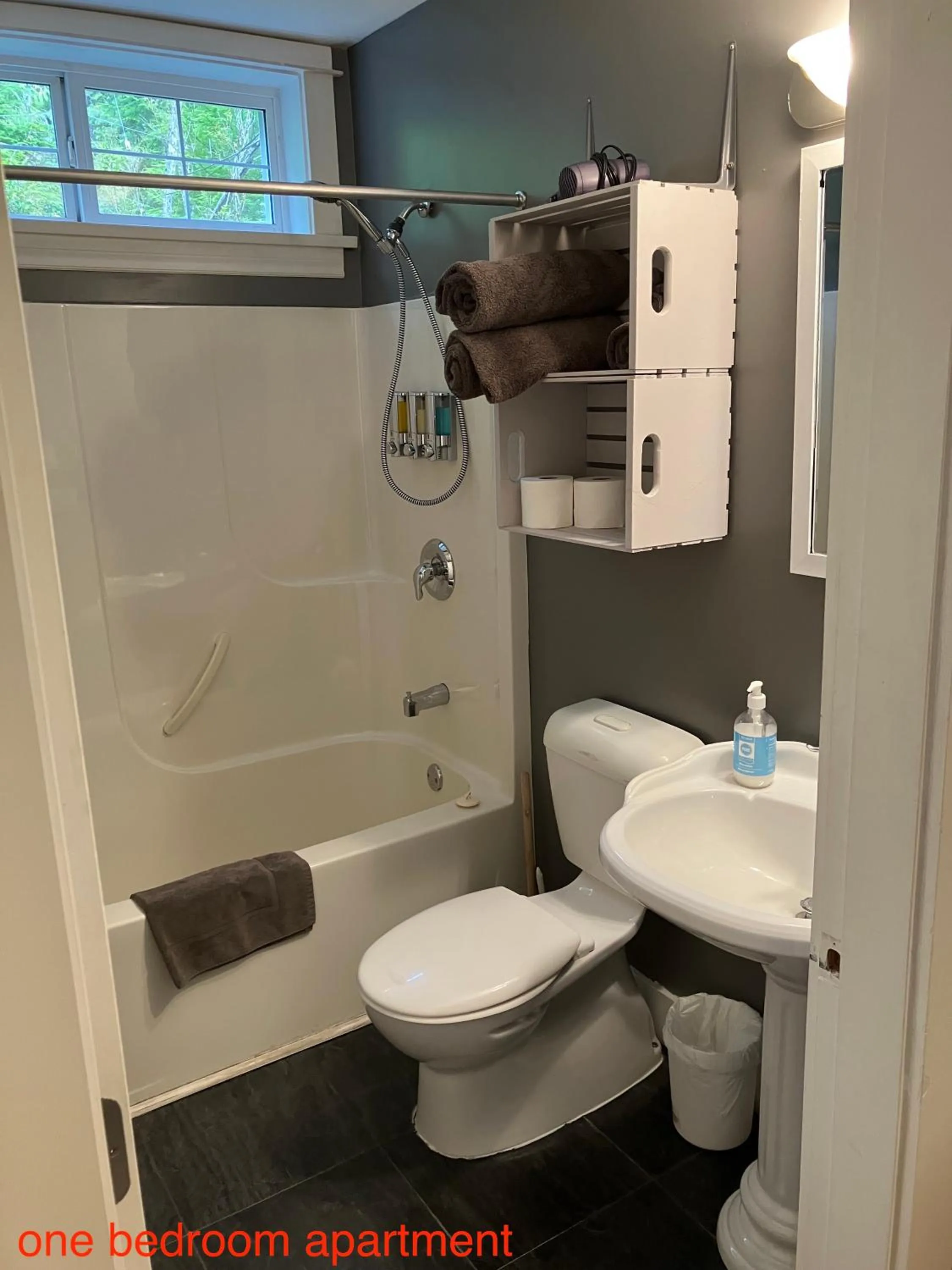 Bathroom in Sienna's Tree House (Tall Trees And Salty Breeze)