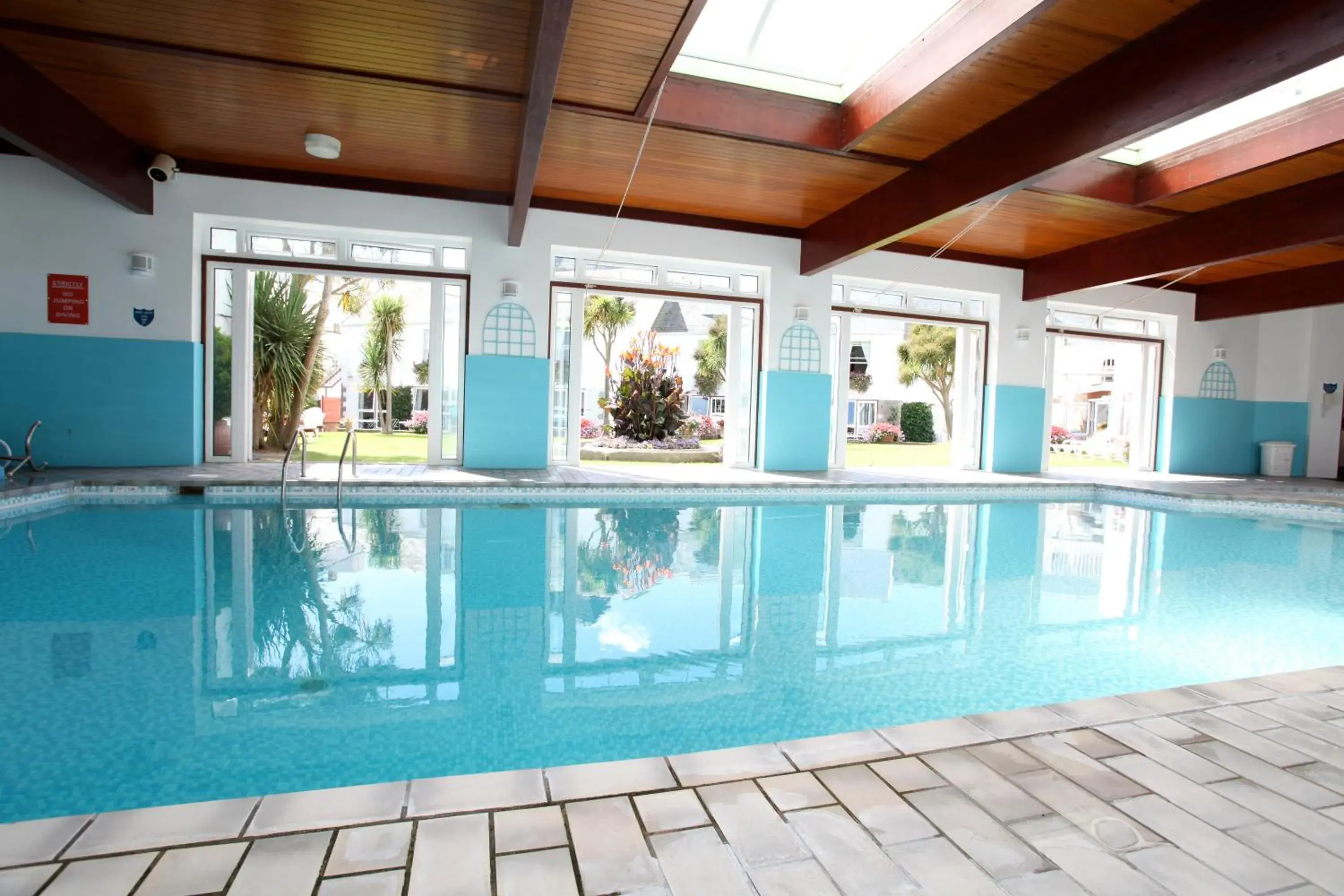 Swimming pool in Beausite Hotel Swimming pool in Beausite Hotel