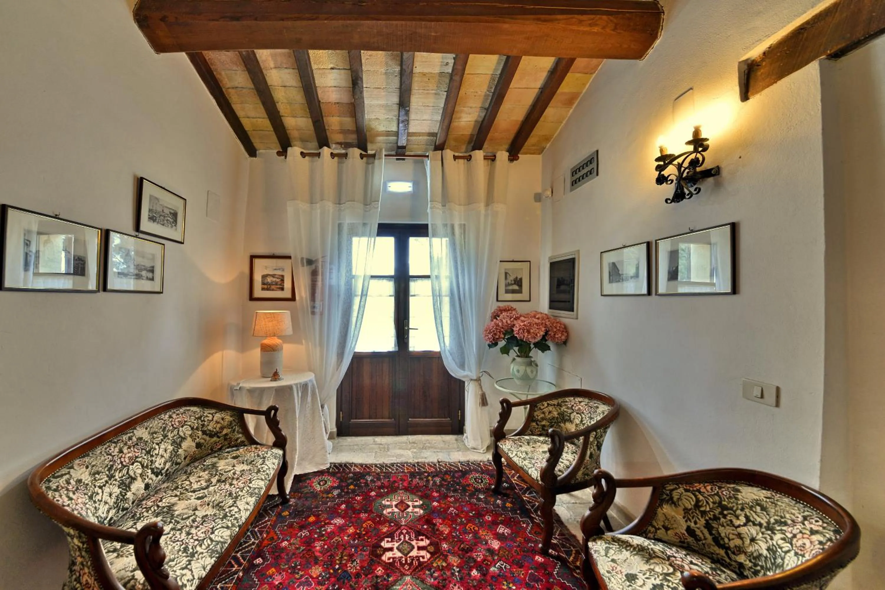 Communal lounge/ TV room in Agriturismo Sasso Rosso