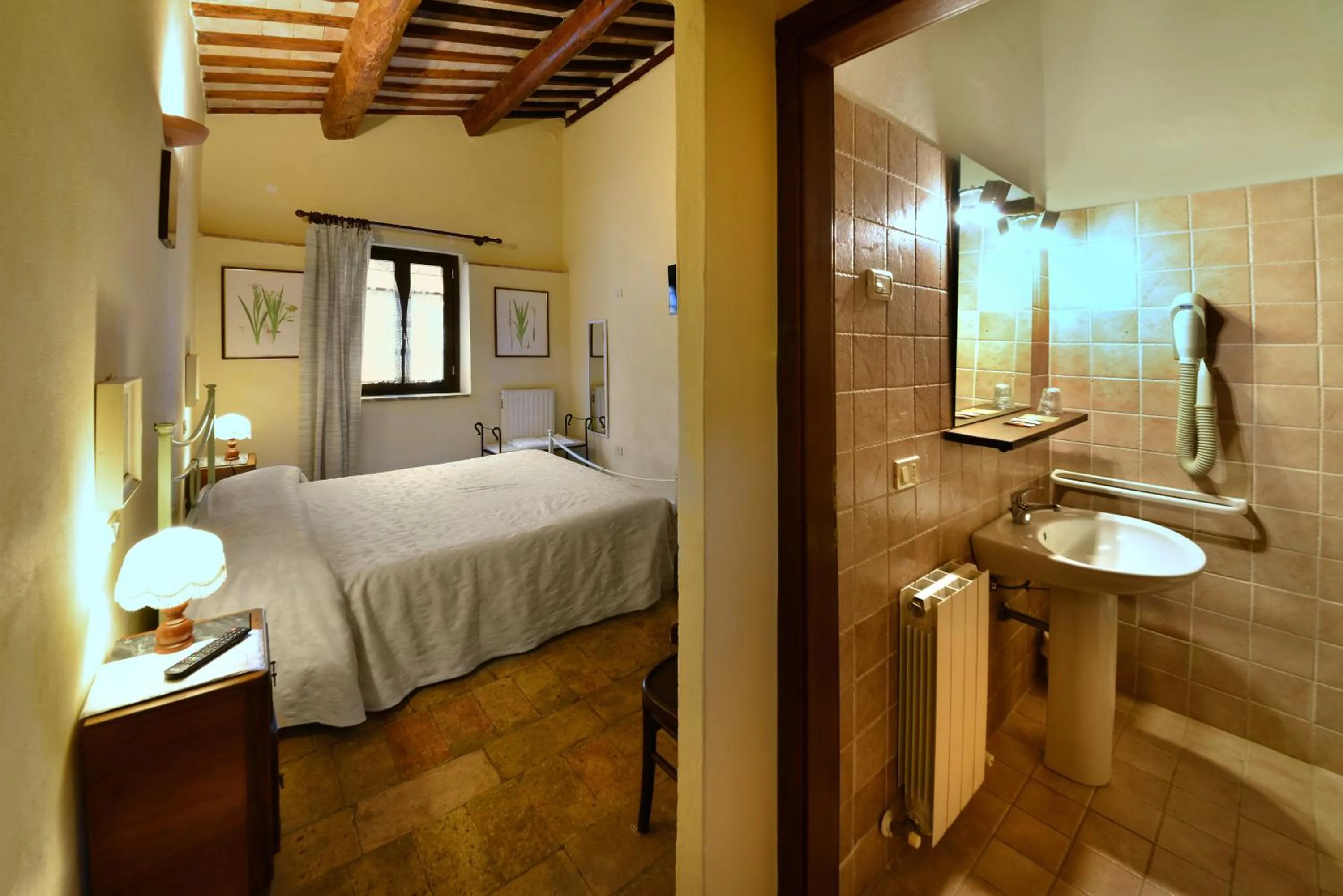 Bathroom, Bed in Agriturismo Sasso Rosso