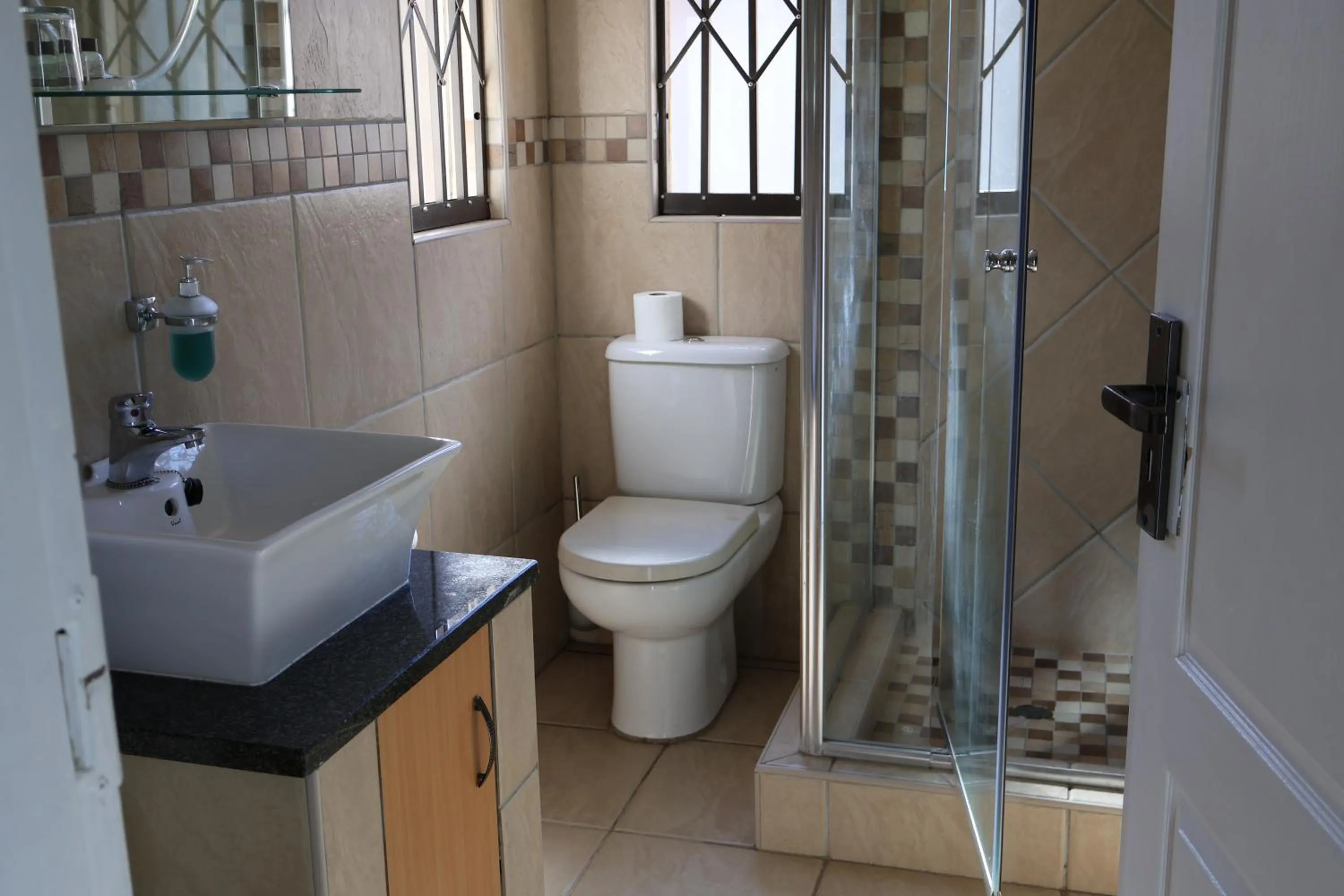 Bathroom in Airport Gardens Boutique Hotel