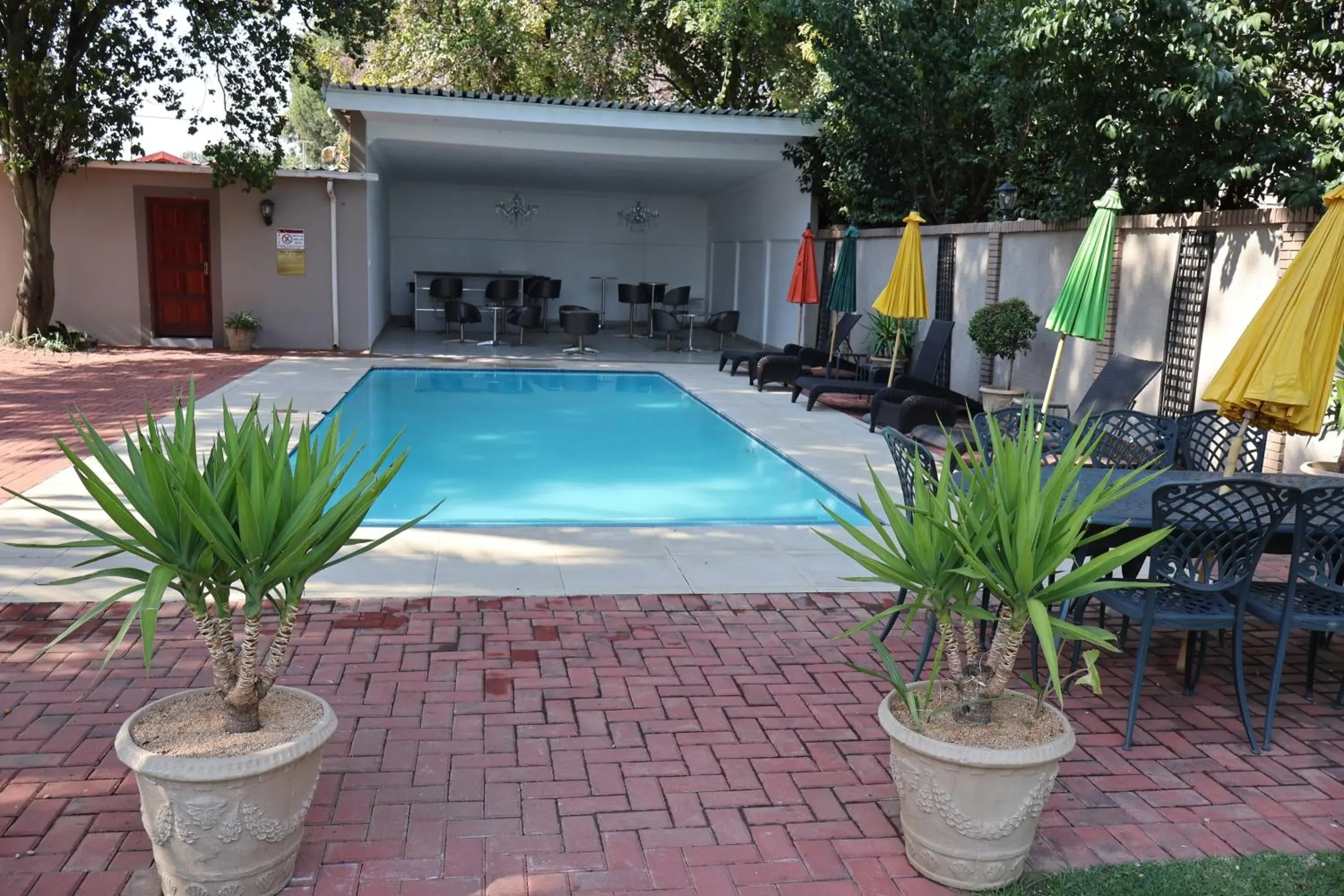 Swimming pool in Airport Gardens Boutique Hotel Swimming pool in Airport Gardens Boutique Hotel