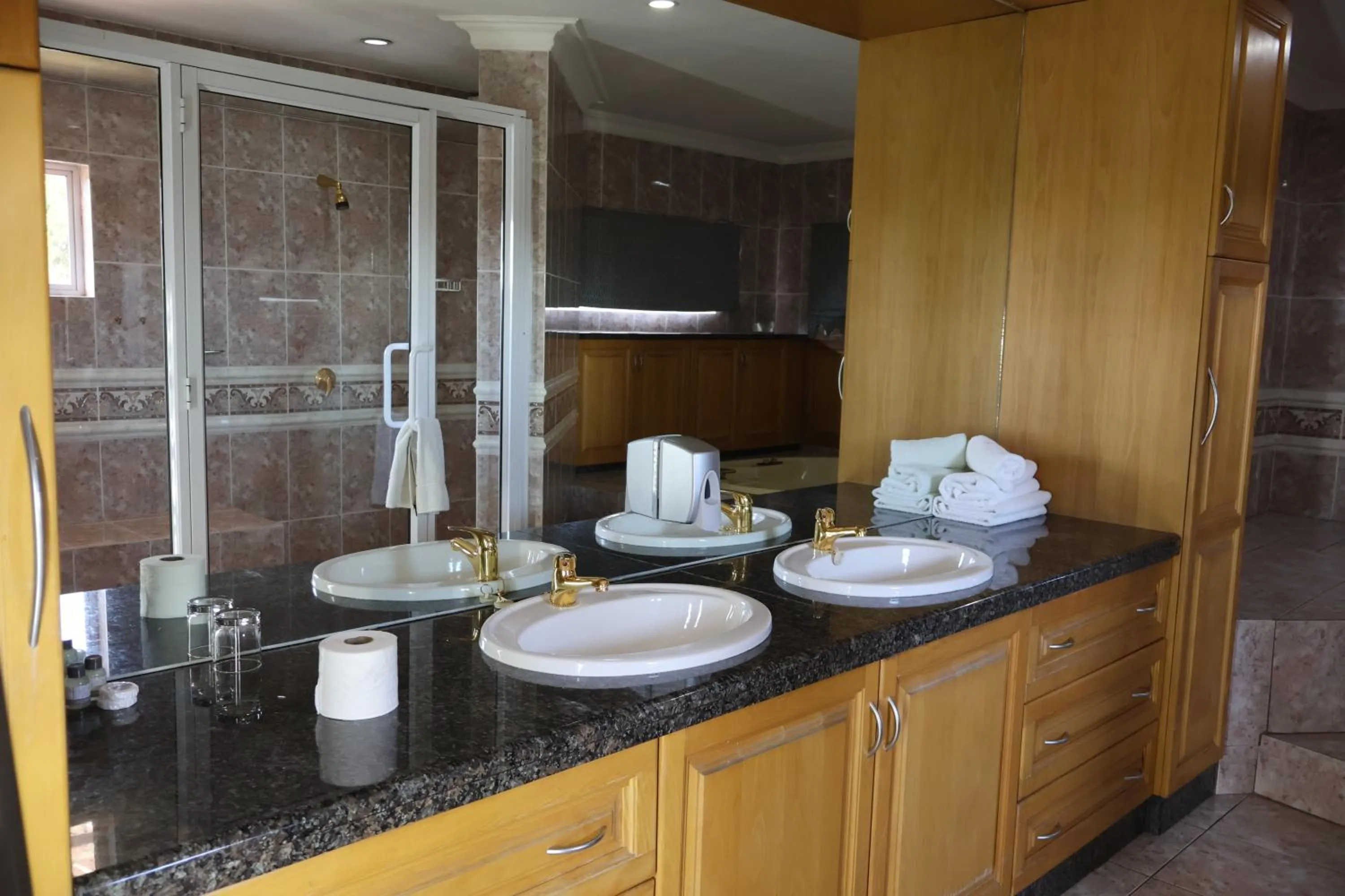 Bathroom in Airport Gardens Boutique Hotel