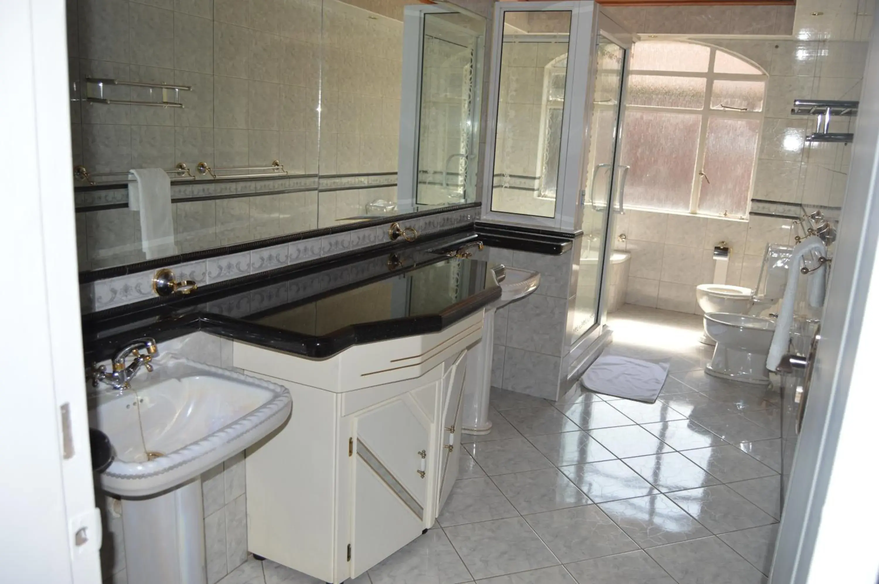 Bathroom in Airport Gardens Boutique Hotel Bathroom in Airport Gardens Boutique Hotel