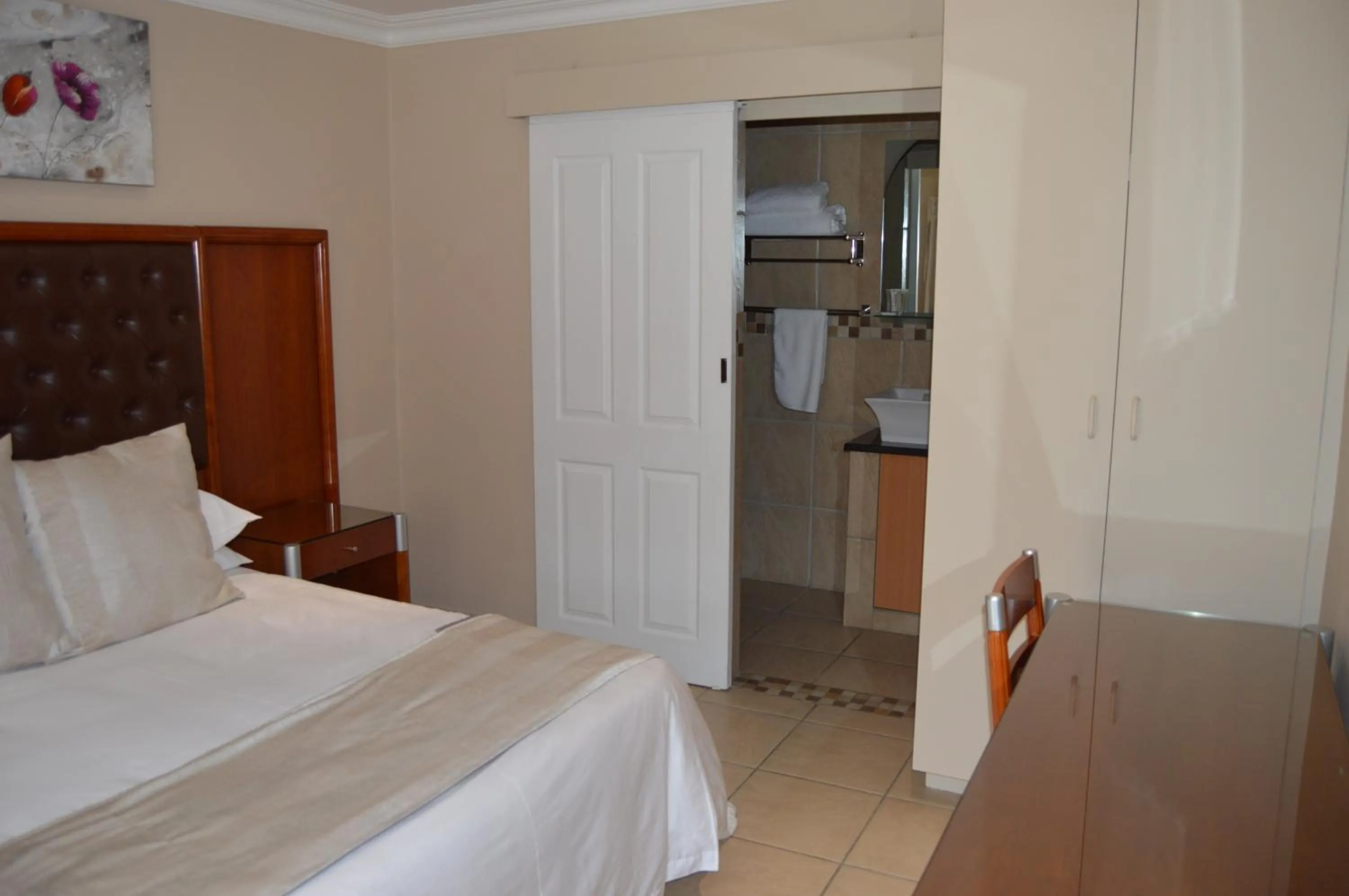 Bedroom, Bed in Airport Gardens Boutique Hotel