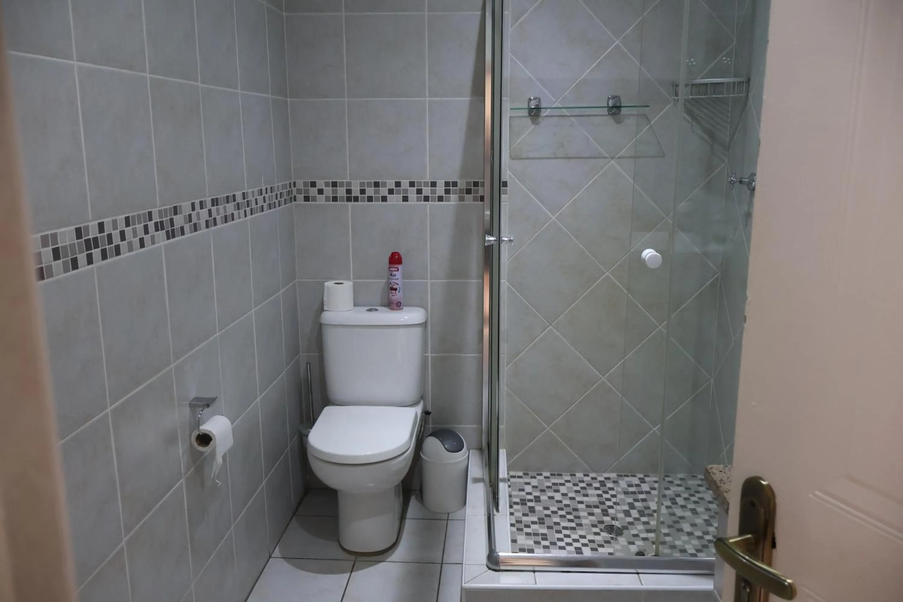 Bathroom in Airport Gardens Boutique Hotel