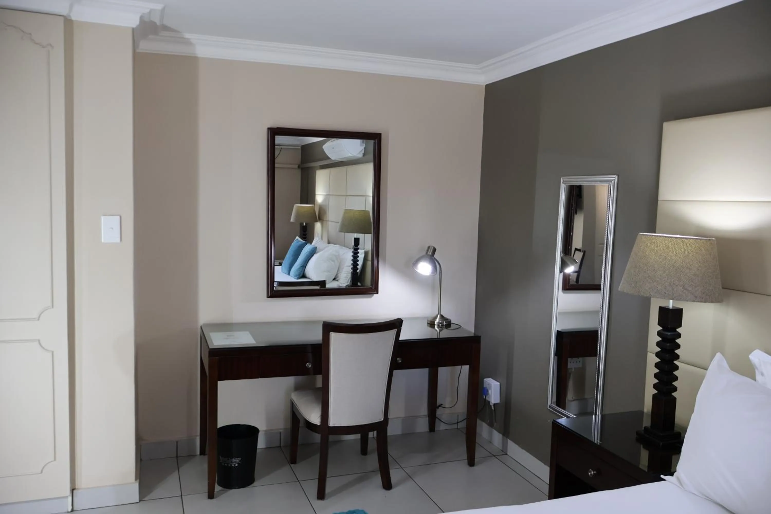 Bedroom, Bed in Airport Gardens Boutique Hotel