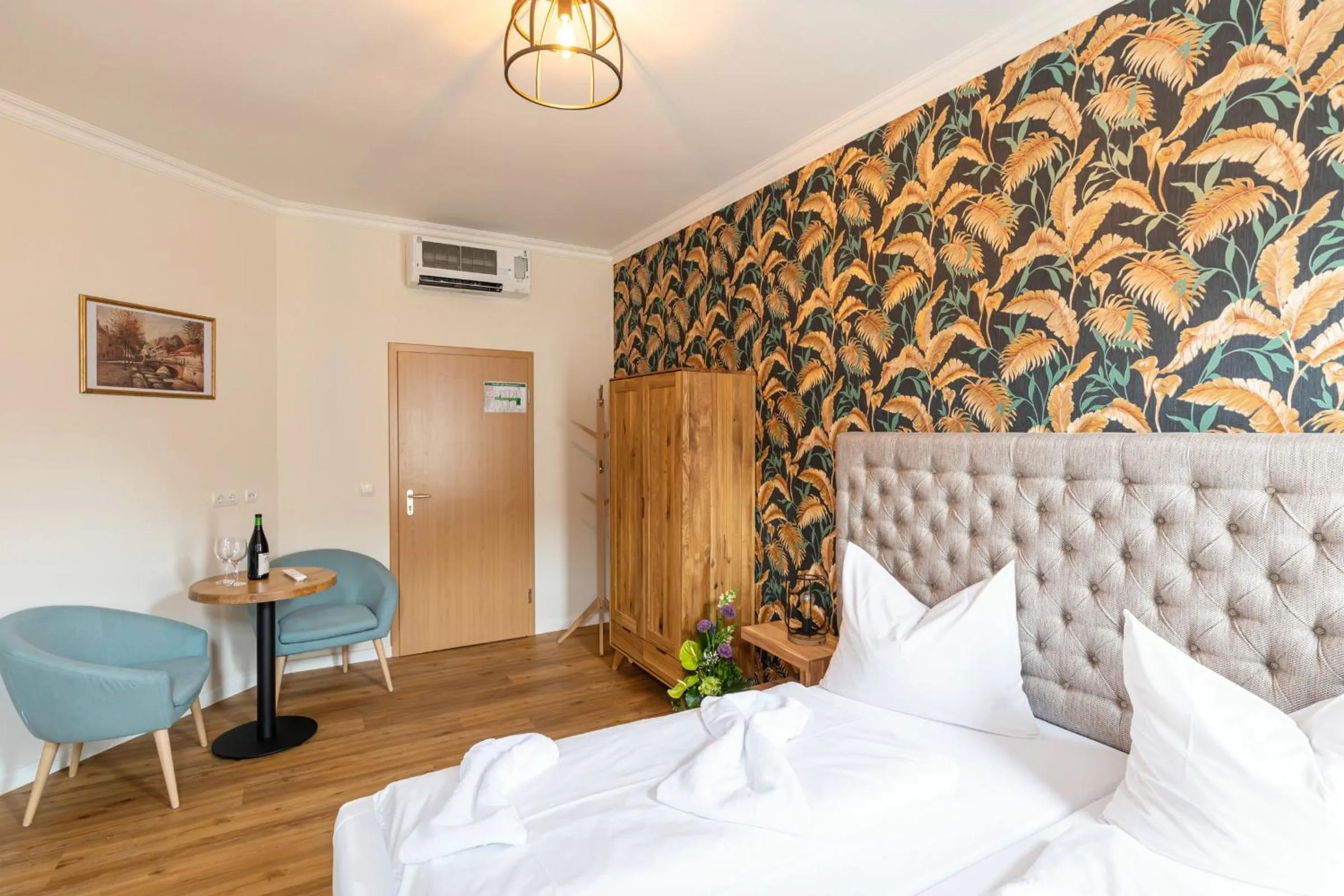 Photo of the whole room, Bed in Hotel Kaiserhof