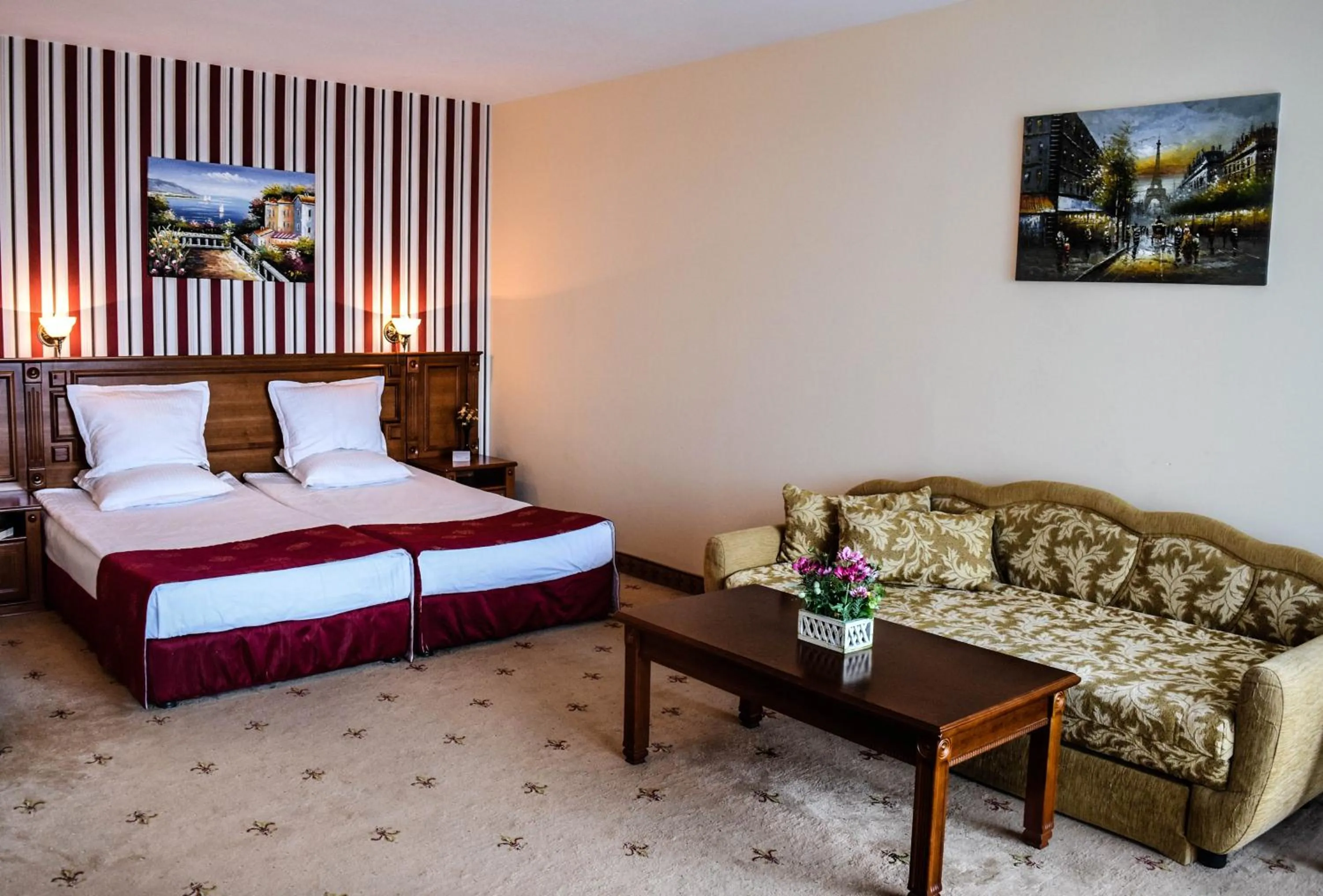 Bathroom, Bed in Karolina Hotel