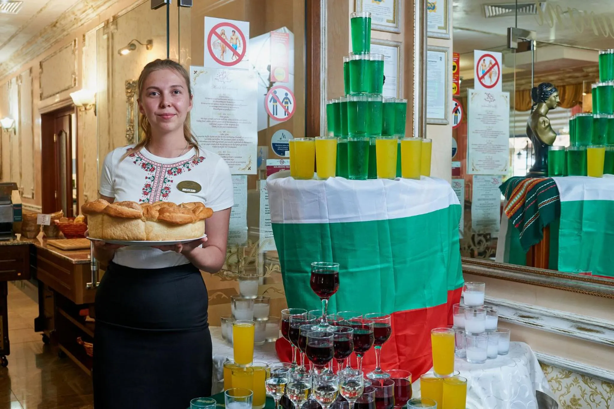 Restaurant/places to eat in Karolina Hotel