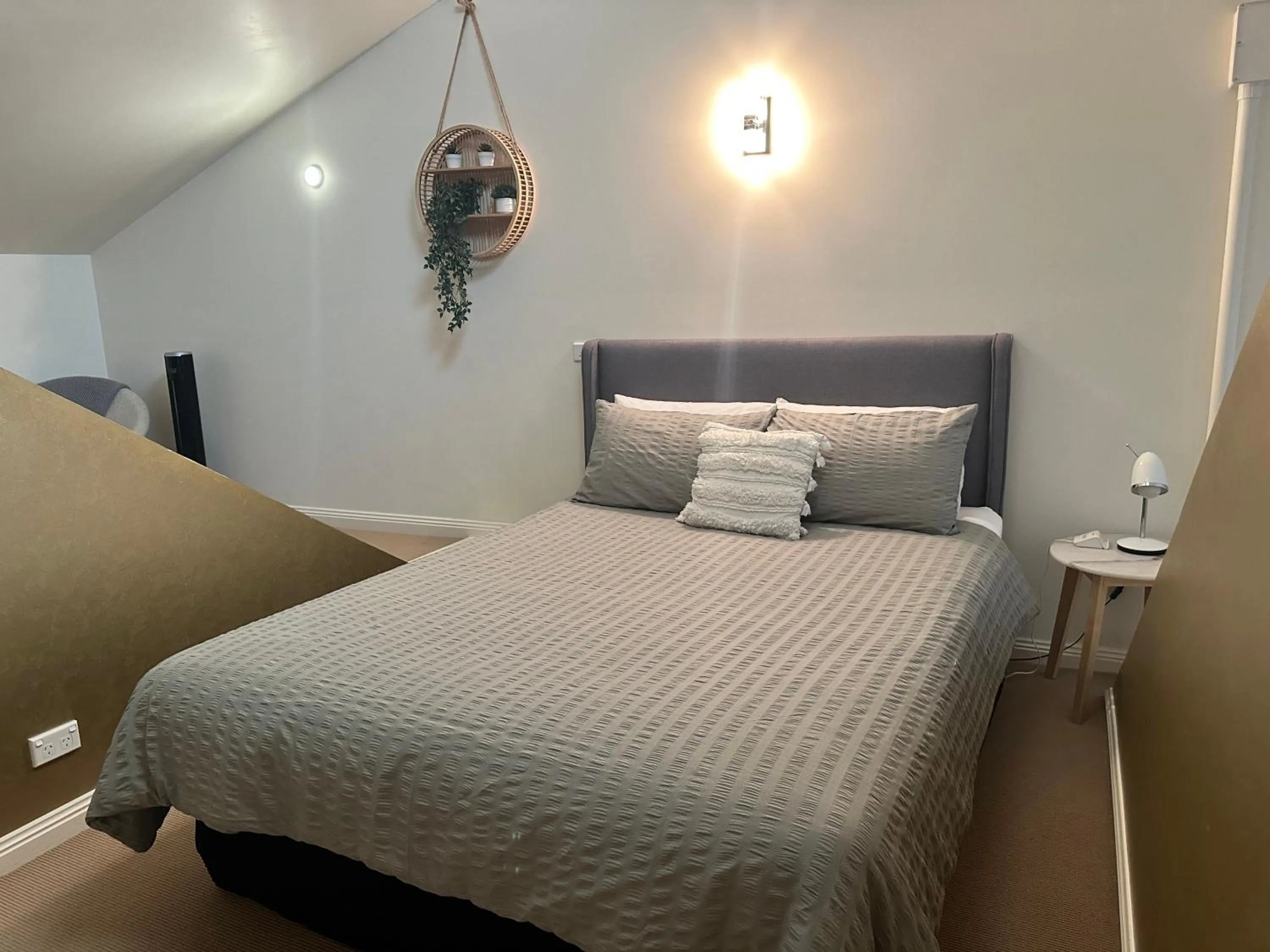 Bedroom, Bed in Austral Place 88 via Merri River