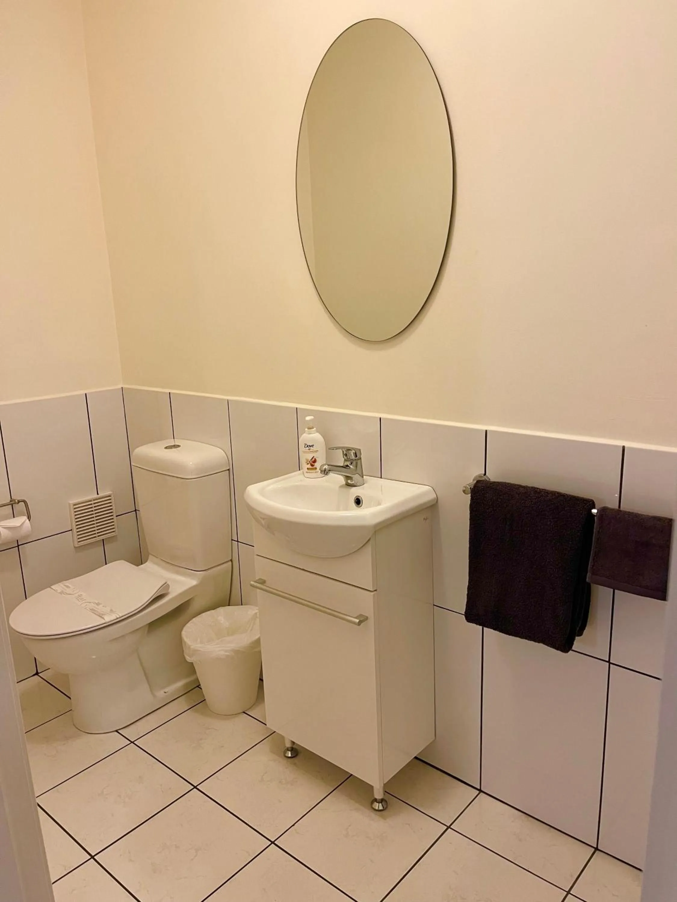 Toilet in Austral Place 88 via Merri River