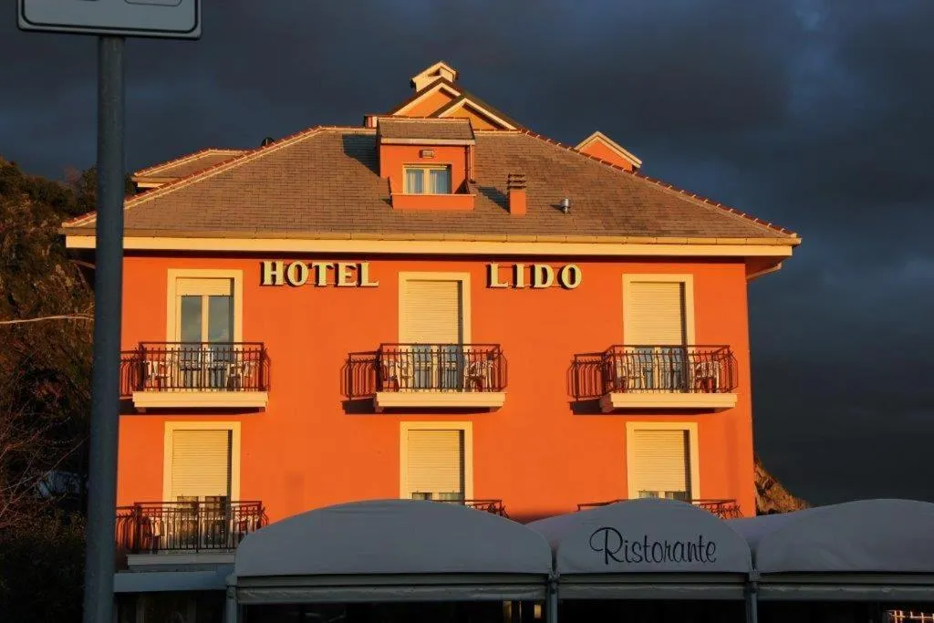 Facade/entrance in Hotel Lido