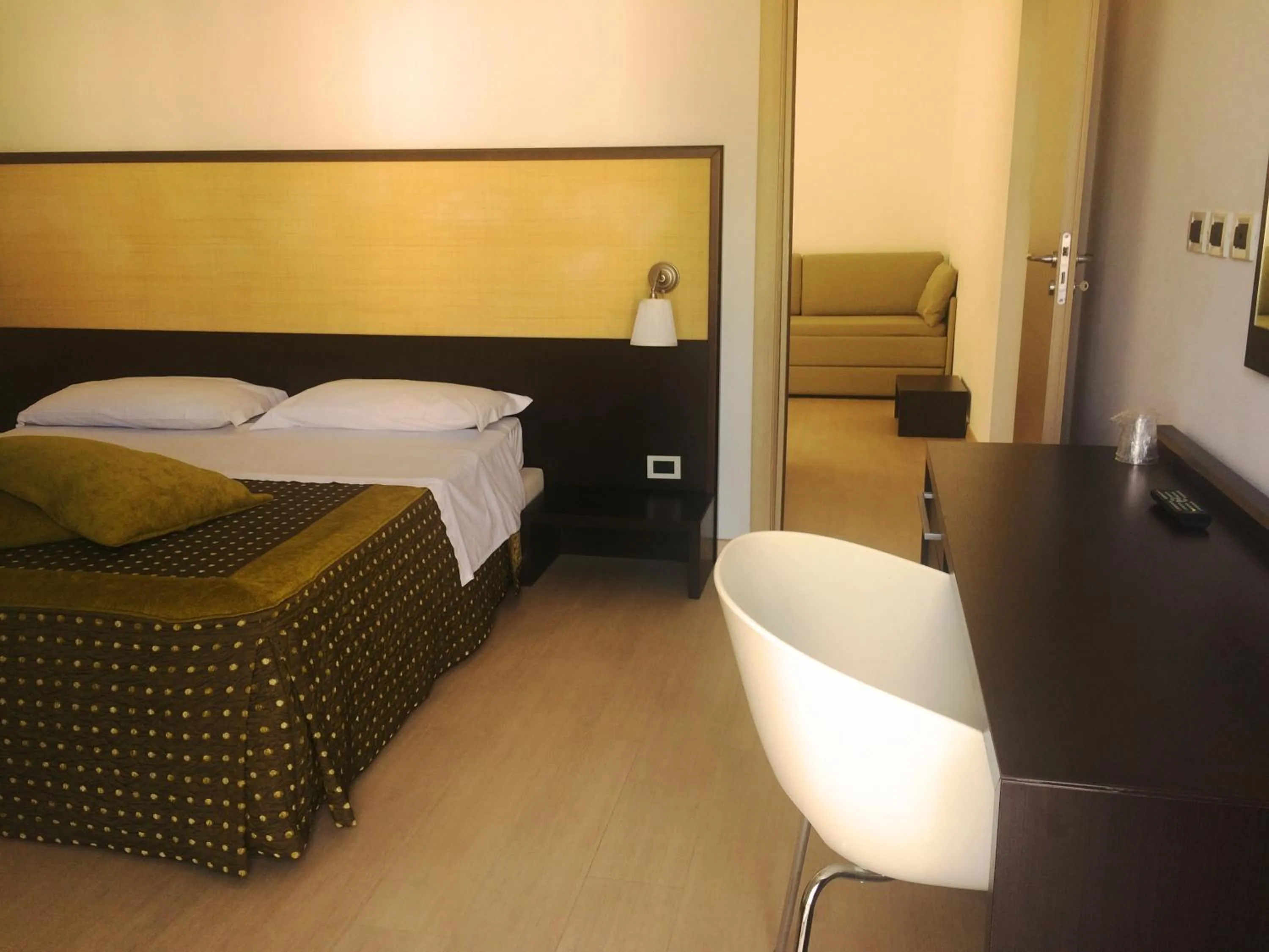 Seating area, Bed in Il Grillo Hotel