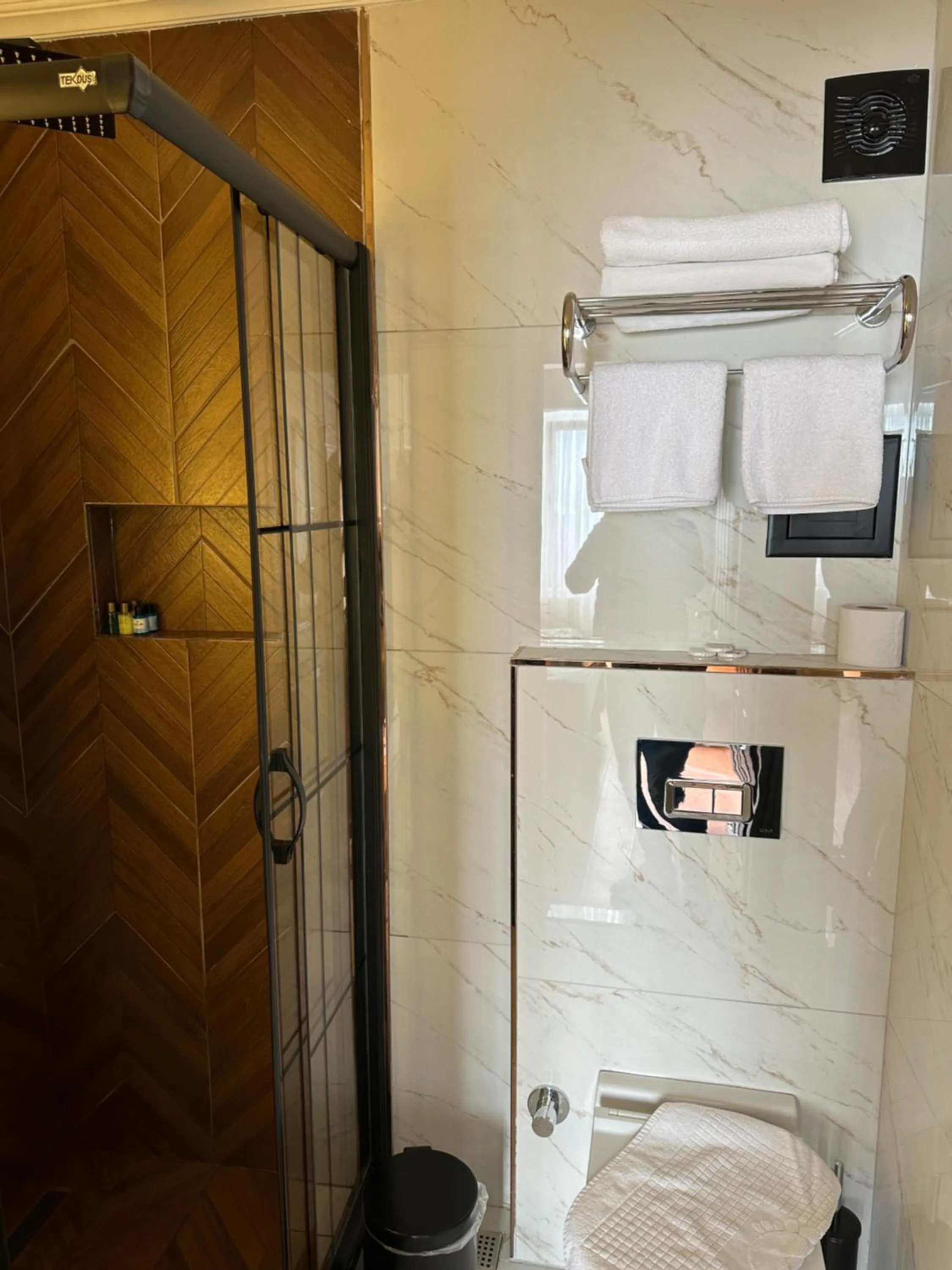 Shower in Blue Tuana Hotel Old City