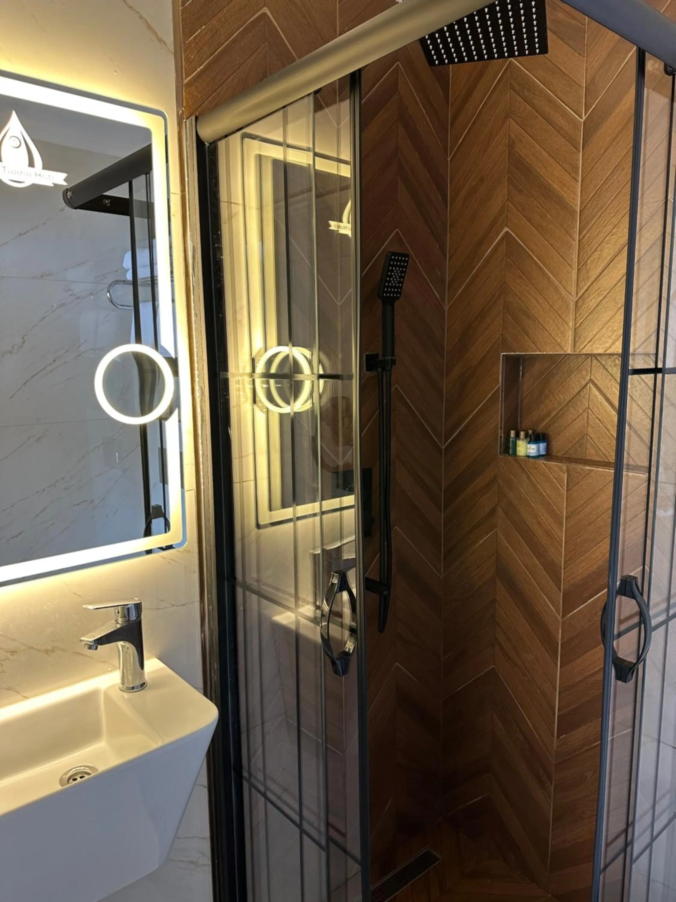 Shower in Blue Tuana Hotel Old City