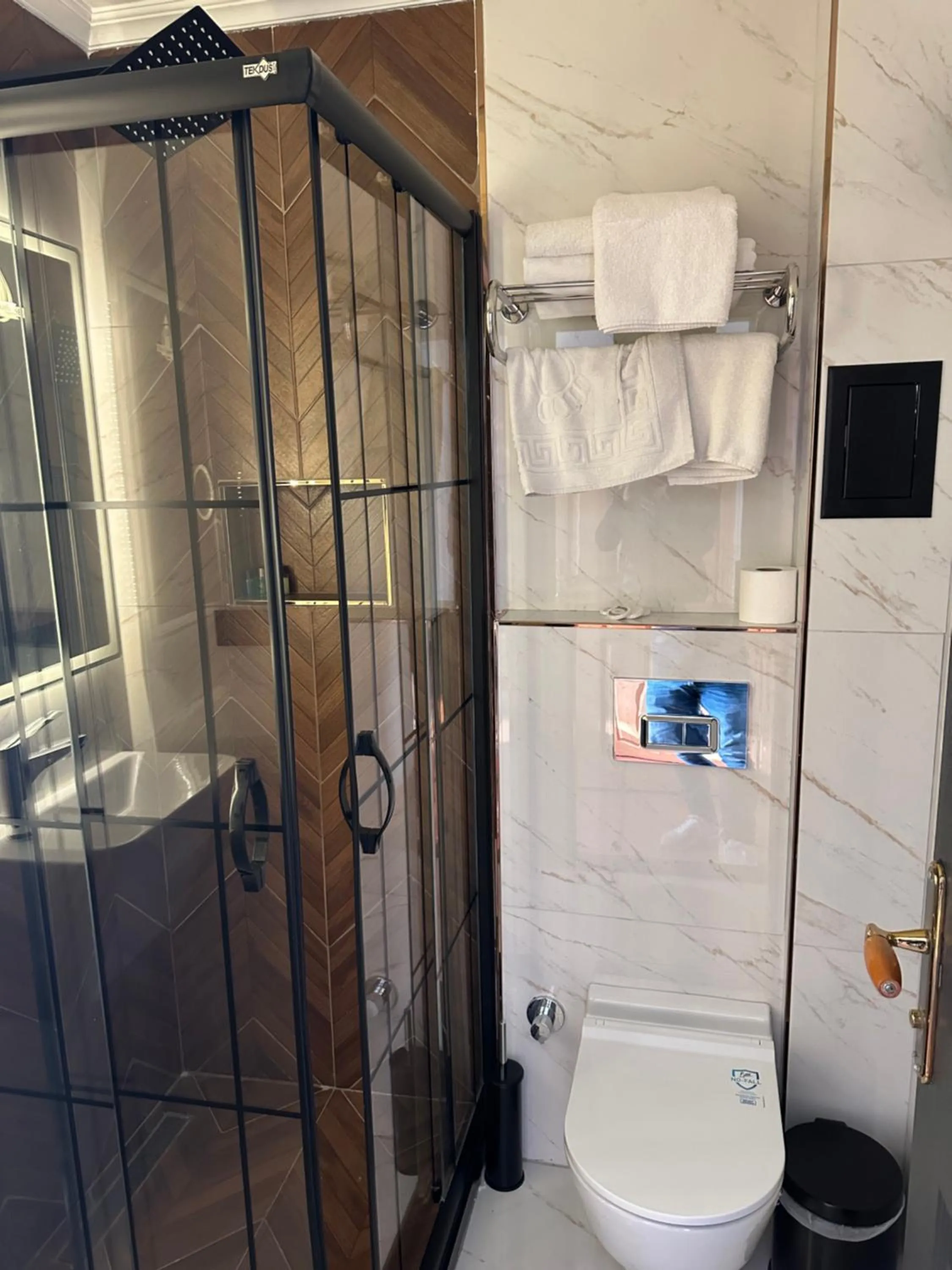 Shower in Blue Tuana Hotel Old City