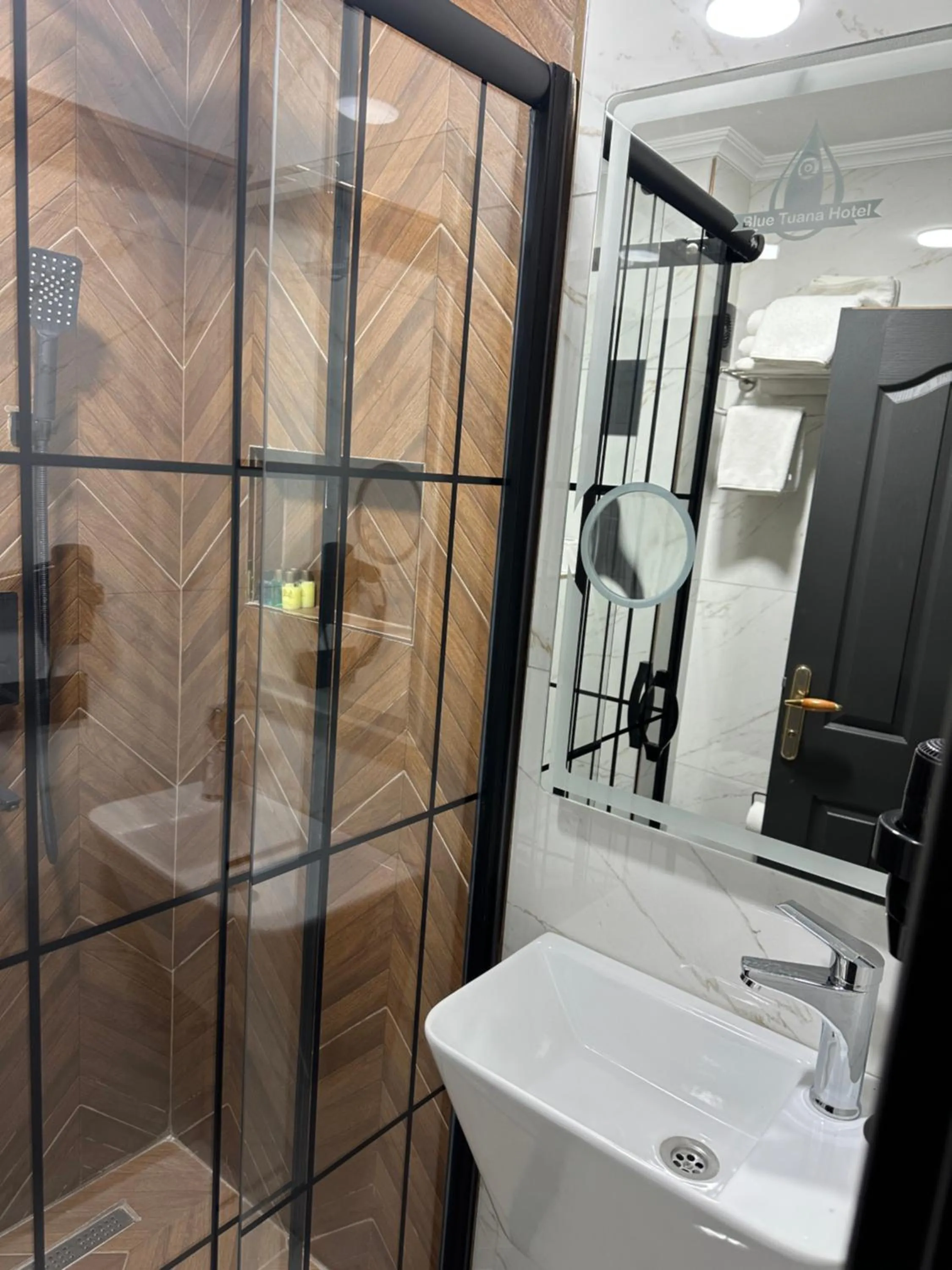 Shower in Blue Tuana Hotel Old City