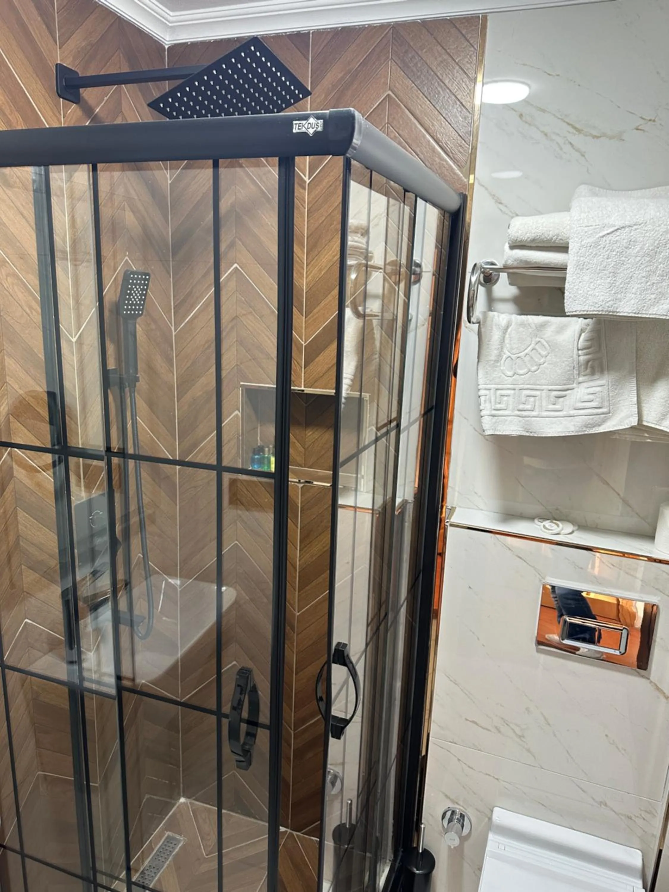 Shower in Blue Tuana Hotel Old City