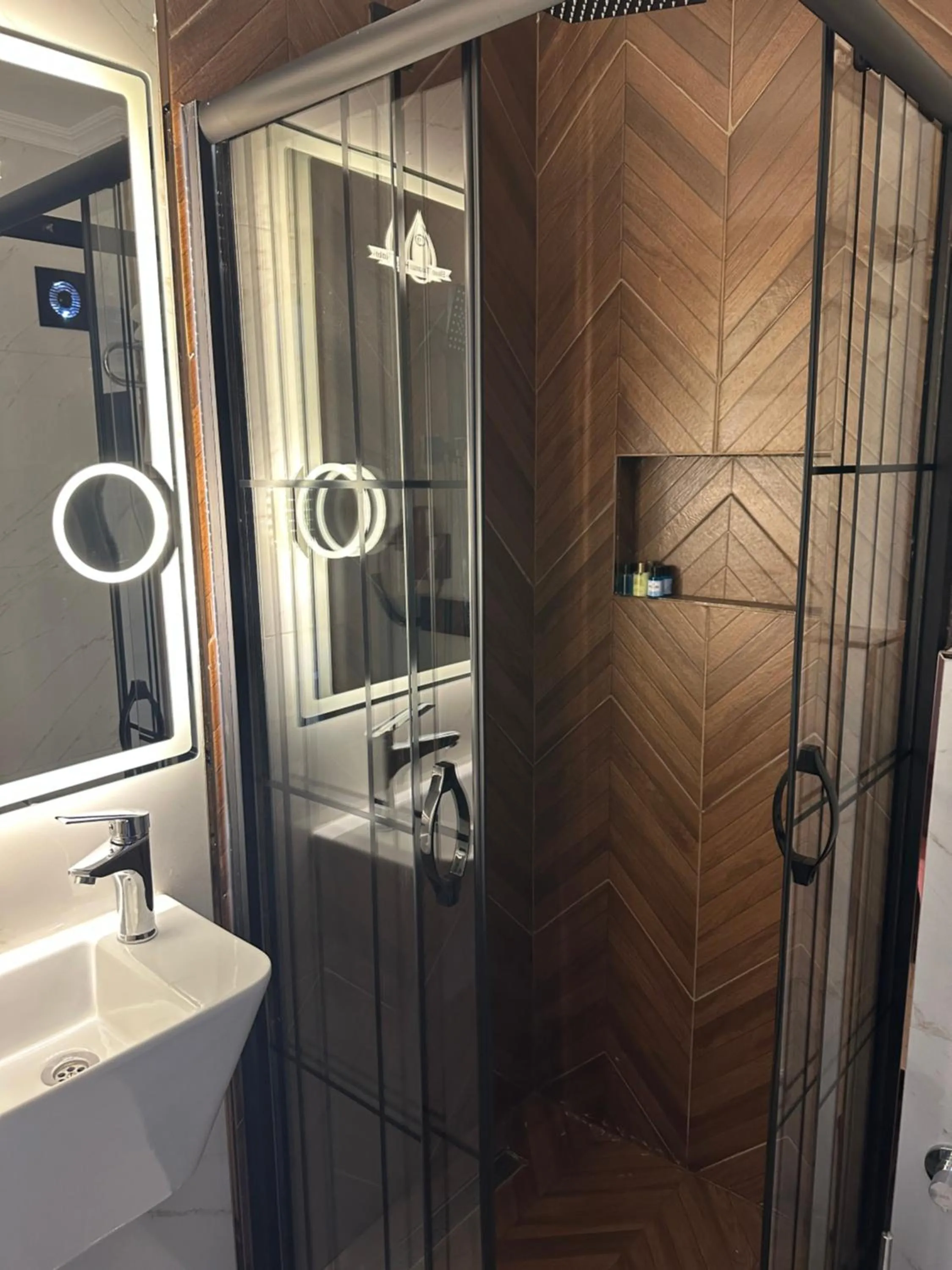 Shower in Blue Tuana Hotel Old City