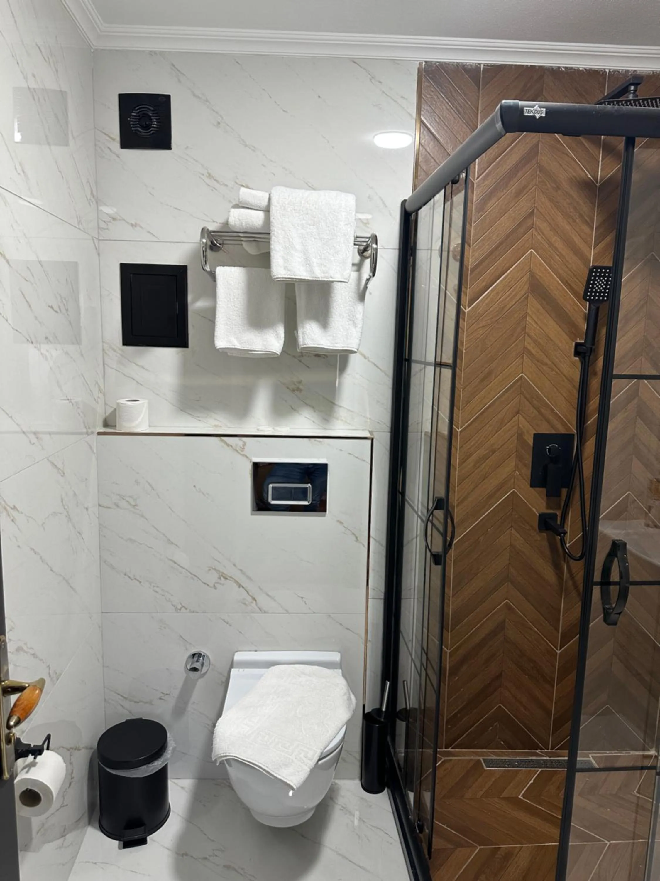 Shower in Blue Tuana Hotel Old City