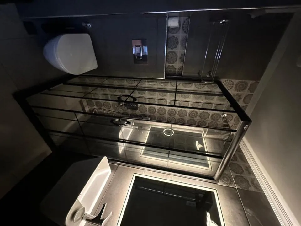 Shower in Blue Tuana Hotel Old City