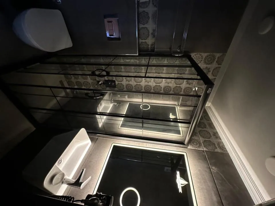 Shower in Blue Tuana Hotel Old City