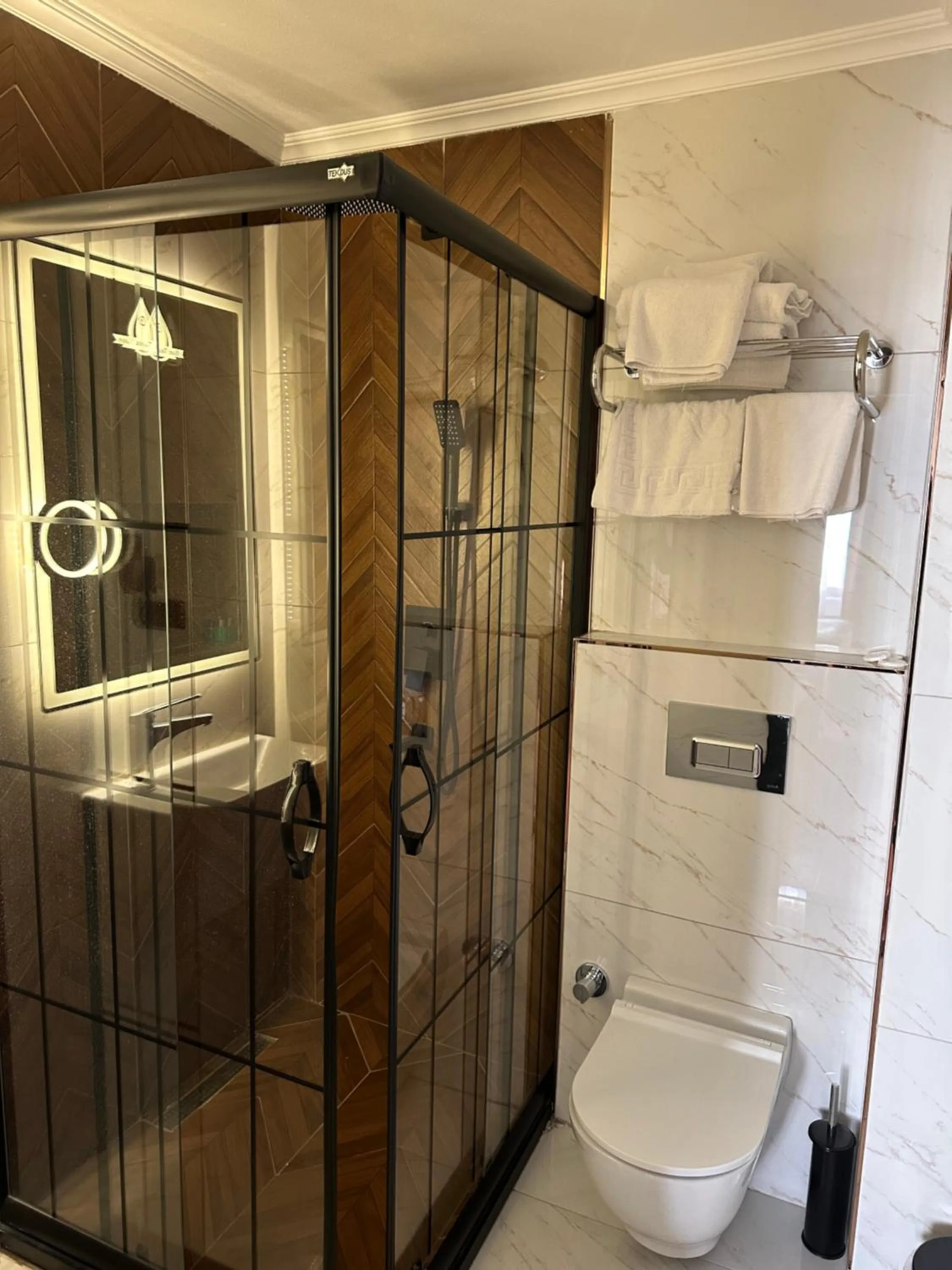 Shower in Blue Tuana Hotel Old City