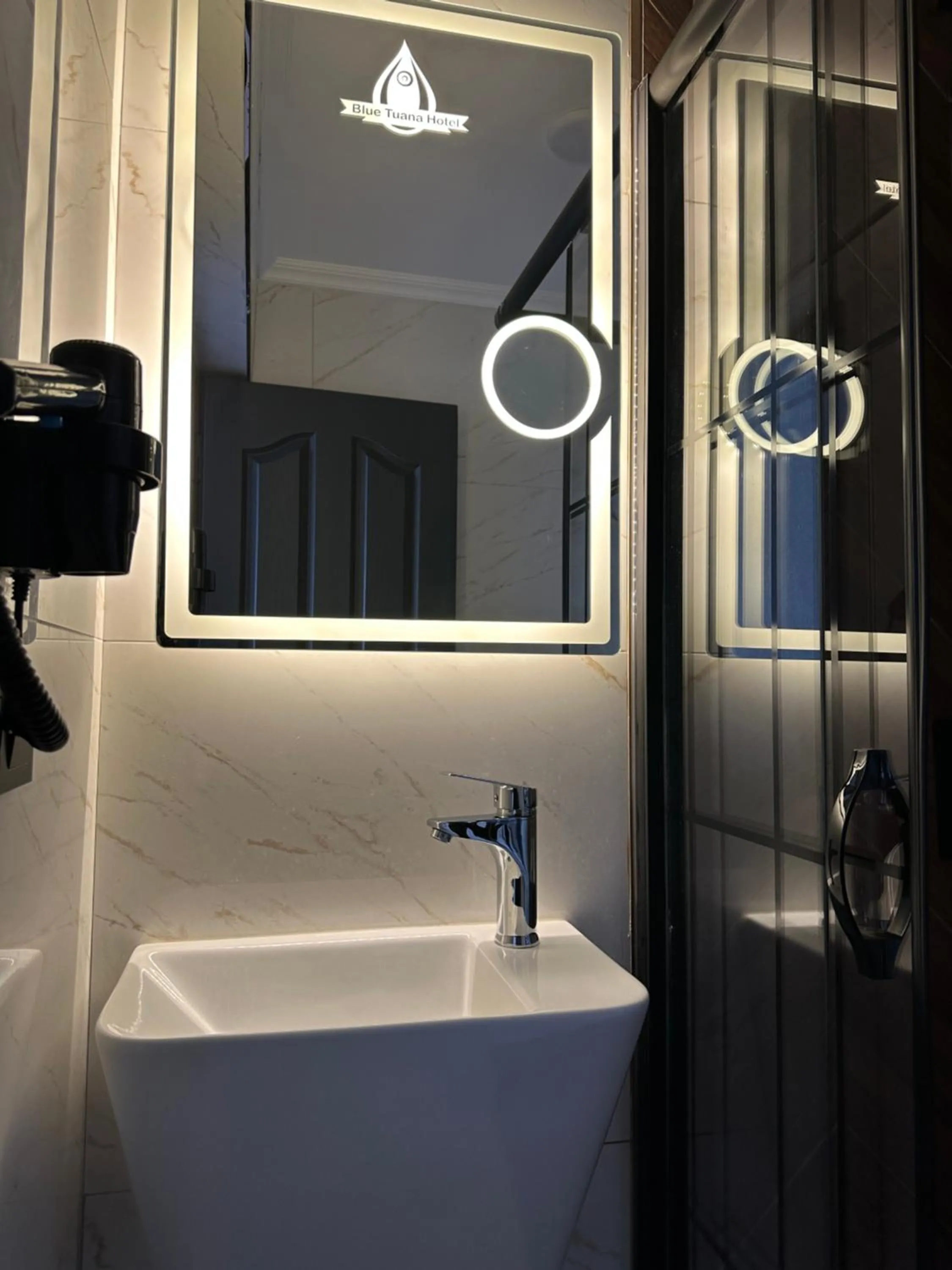 Shower in Blue Tuana Hotel Old City