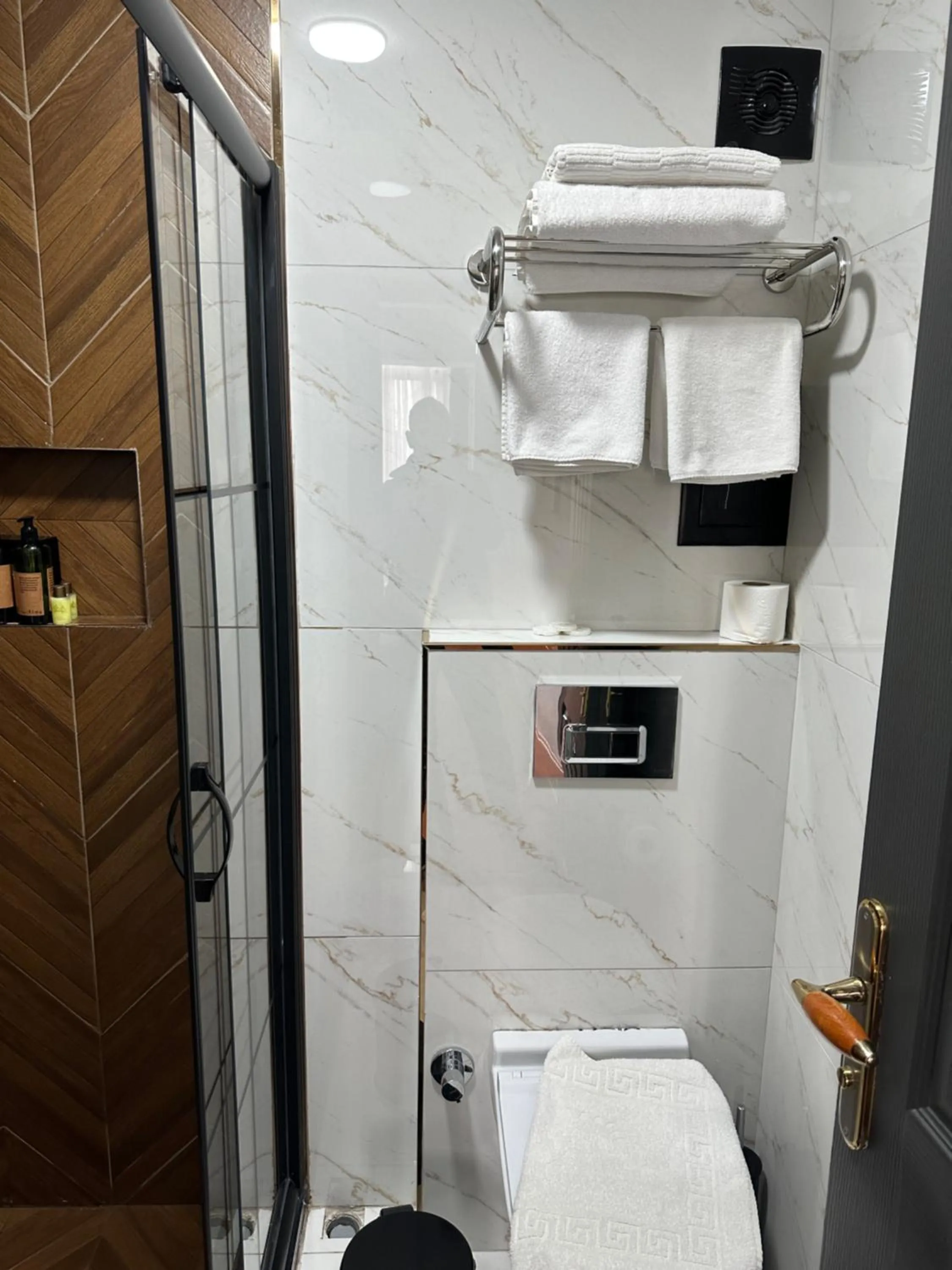 Shower in Blue Tuana Hotel Old City