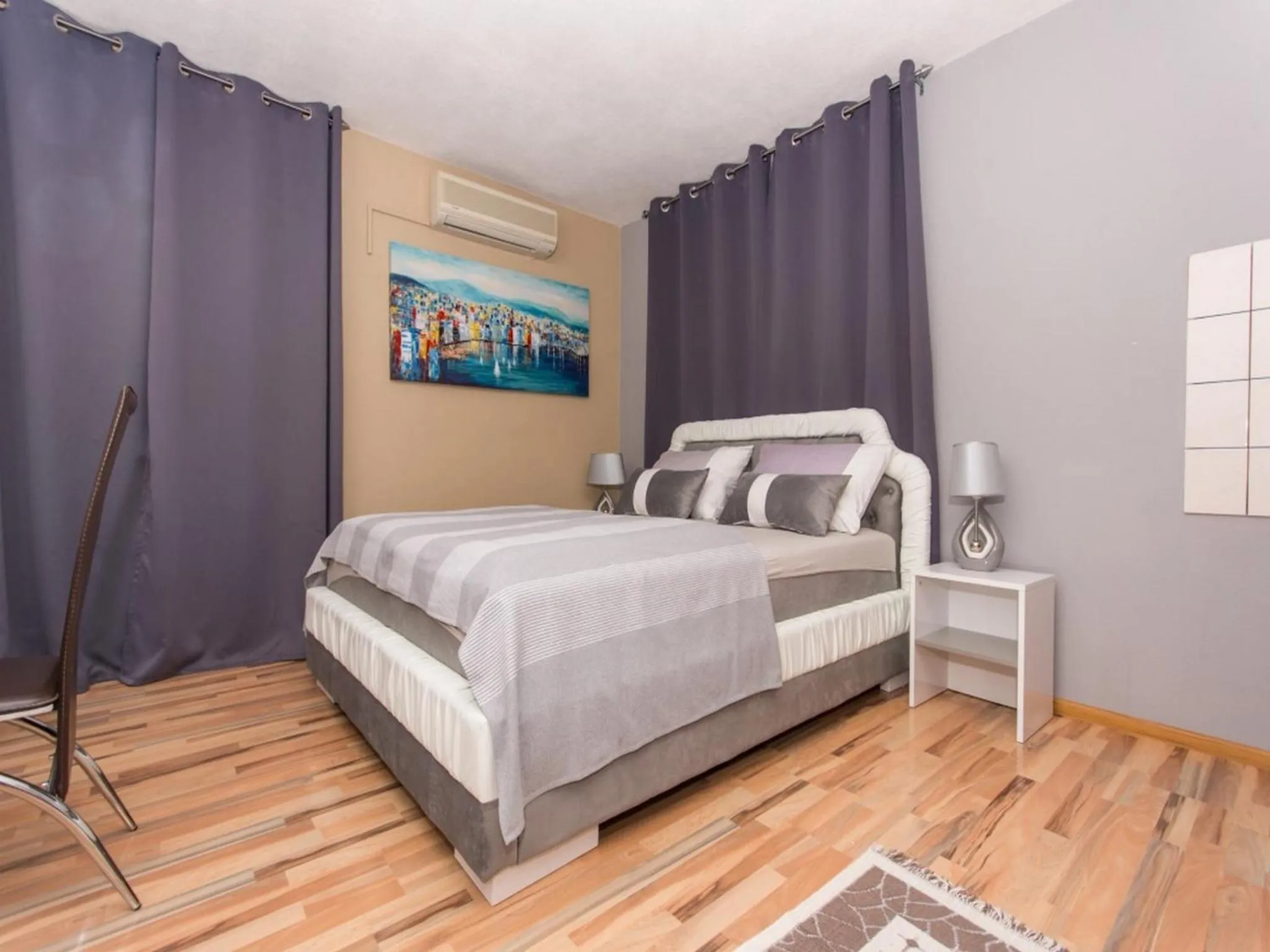 Bedroom, Bed in Villa Stil