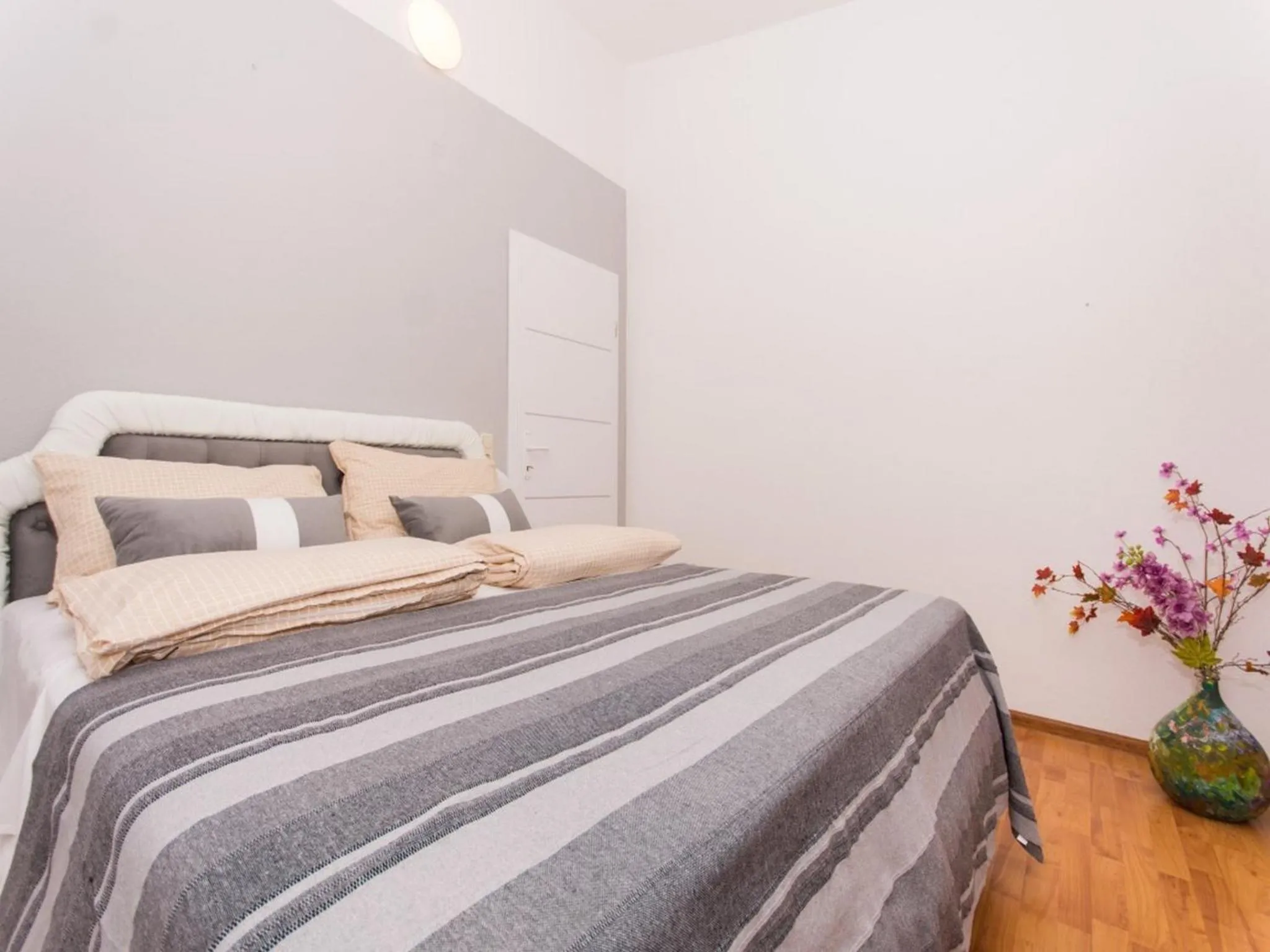 Bedroom, Bed in Villa Stil