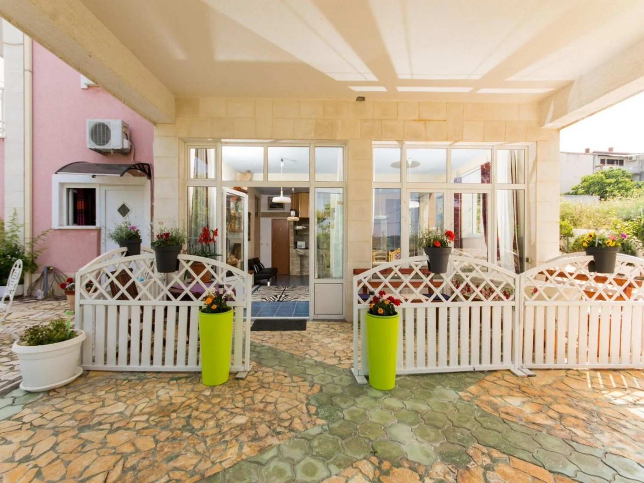 Balcony/Terrace in Villa Stil