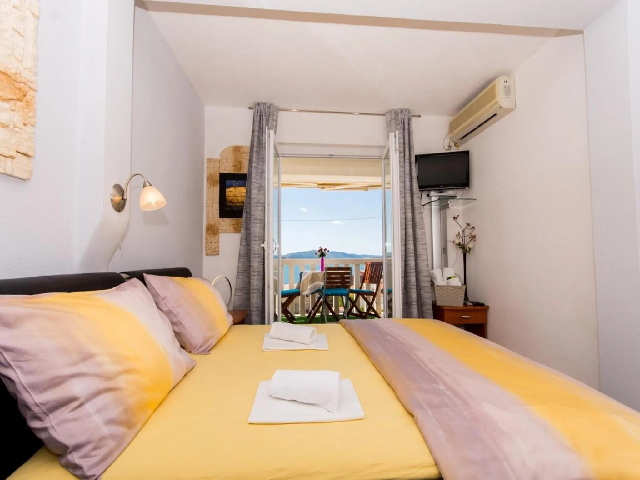 Living room, Bed in Villa Stil