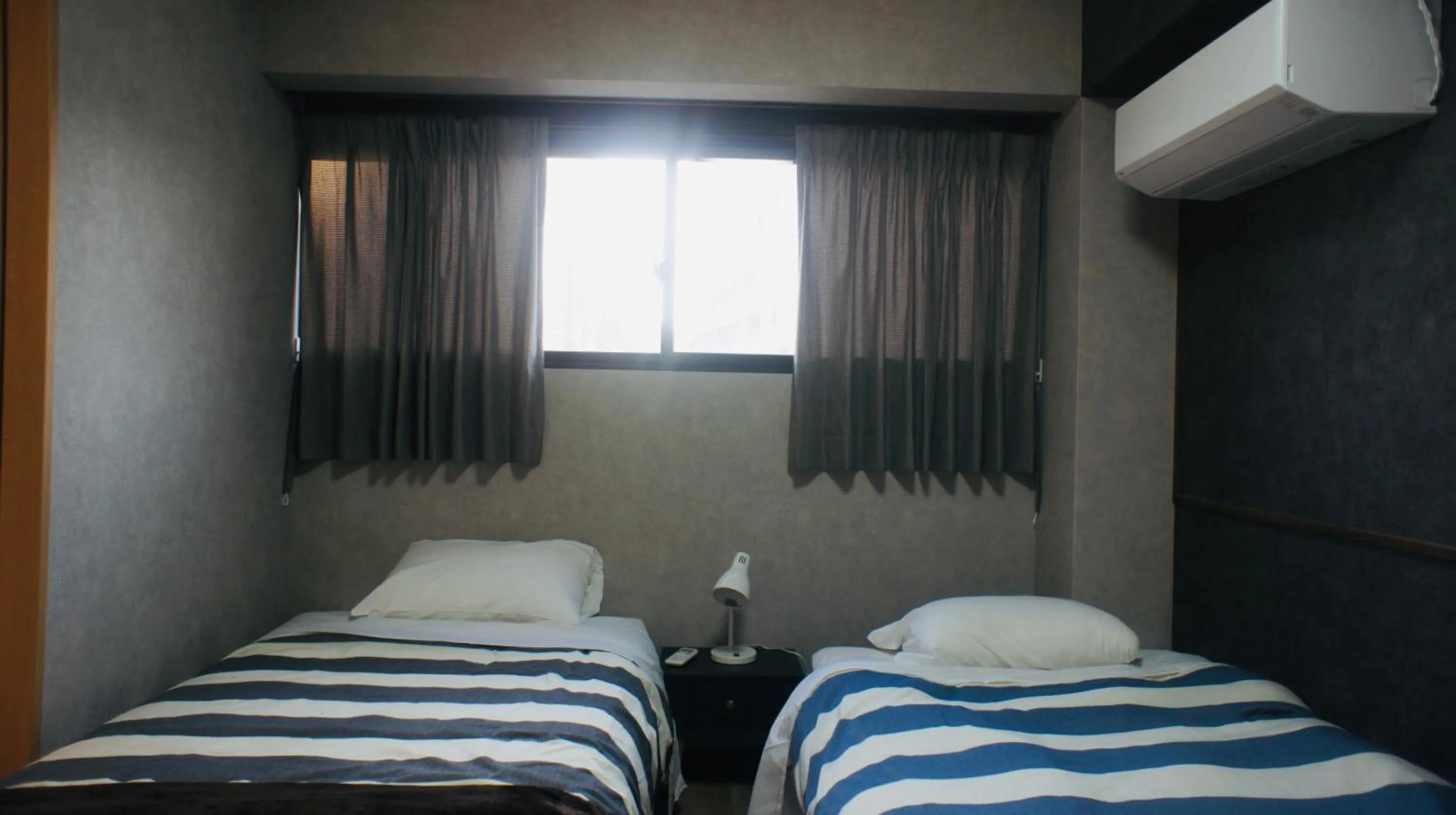 Bedroom, Bed in Compass