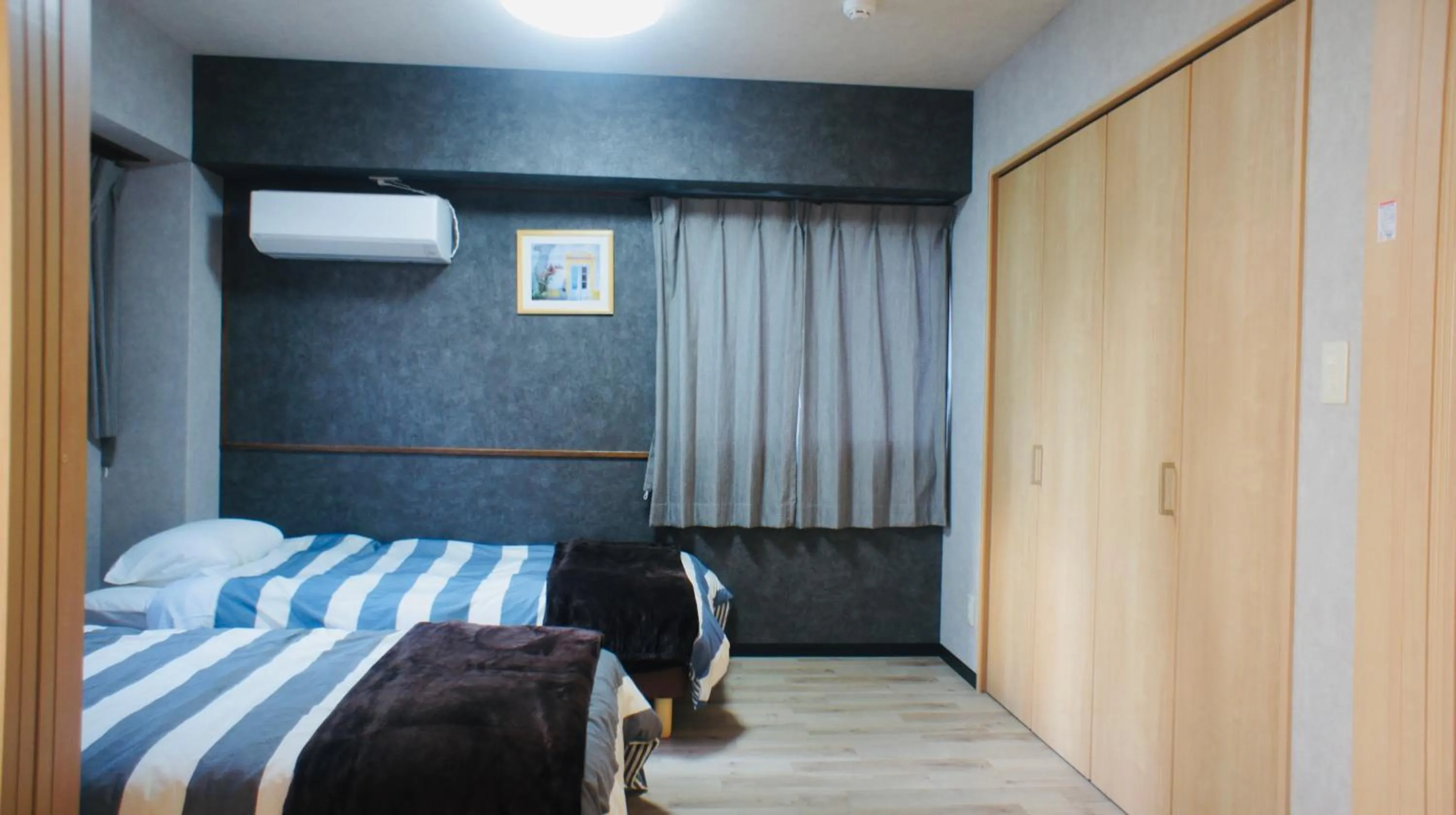Bedroom, Bed in Compass