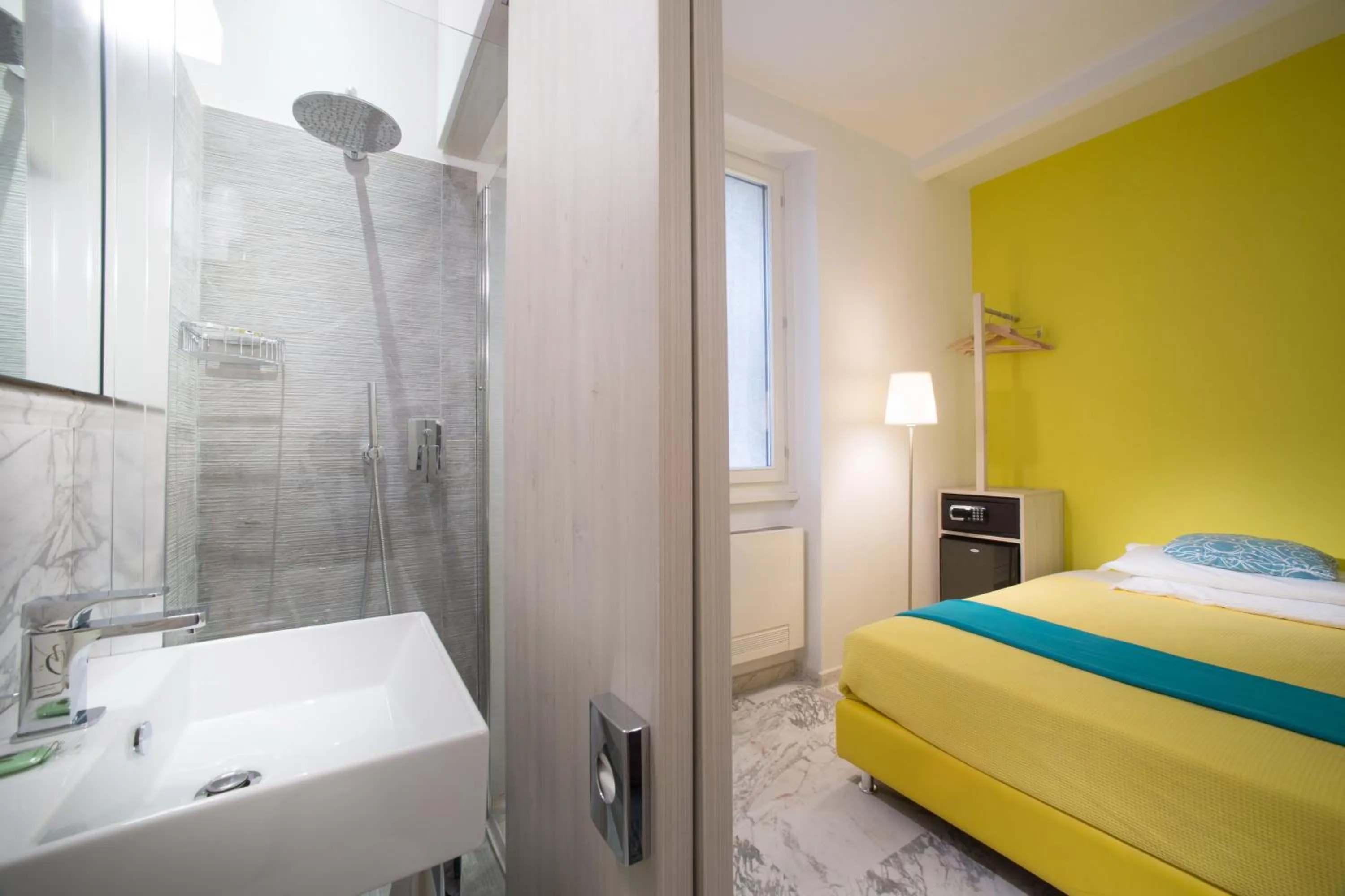 Bathroom, Bed in Hotel Boston